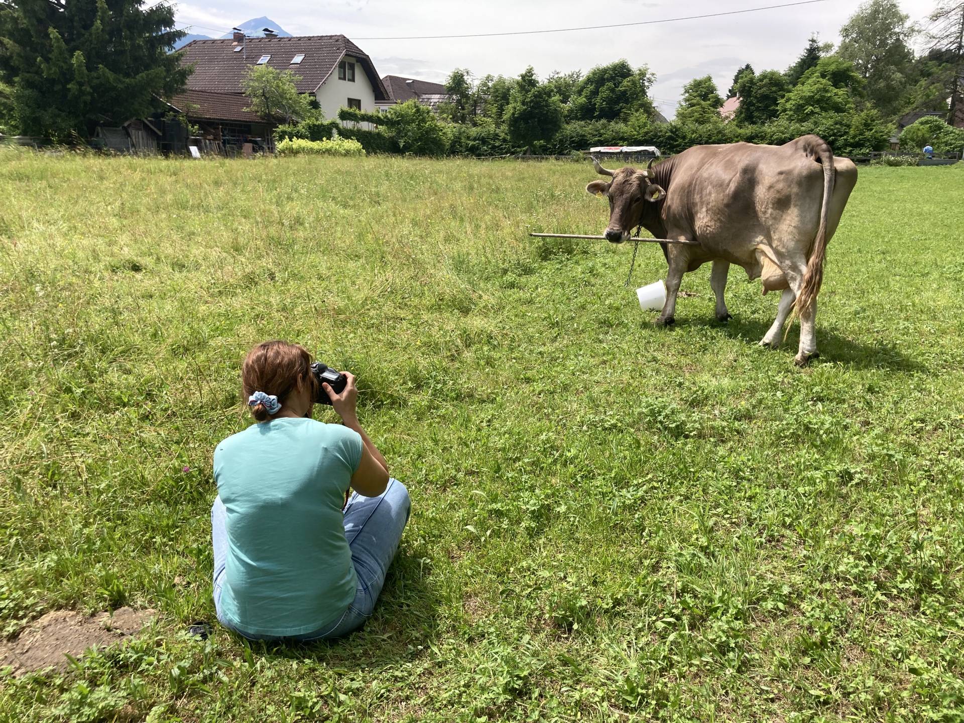 Verhaltensforscherin Alice Auersperg und &bdquo;Veronika&ldquo;.
