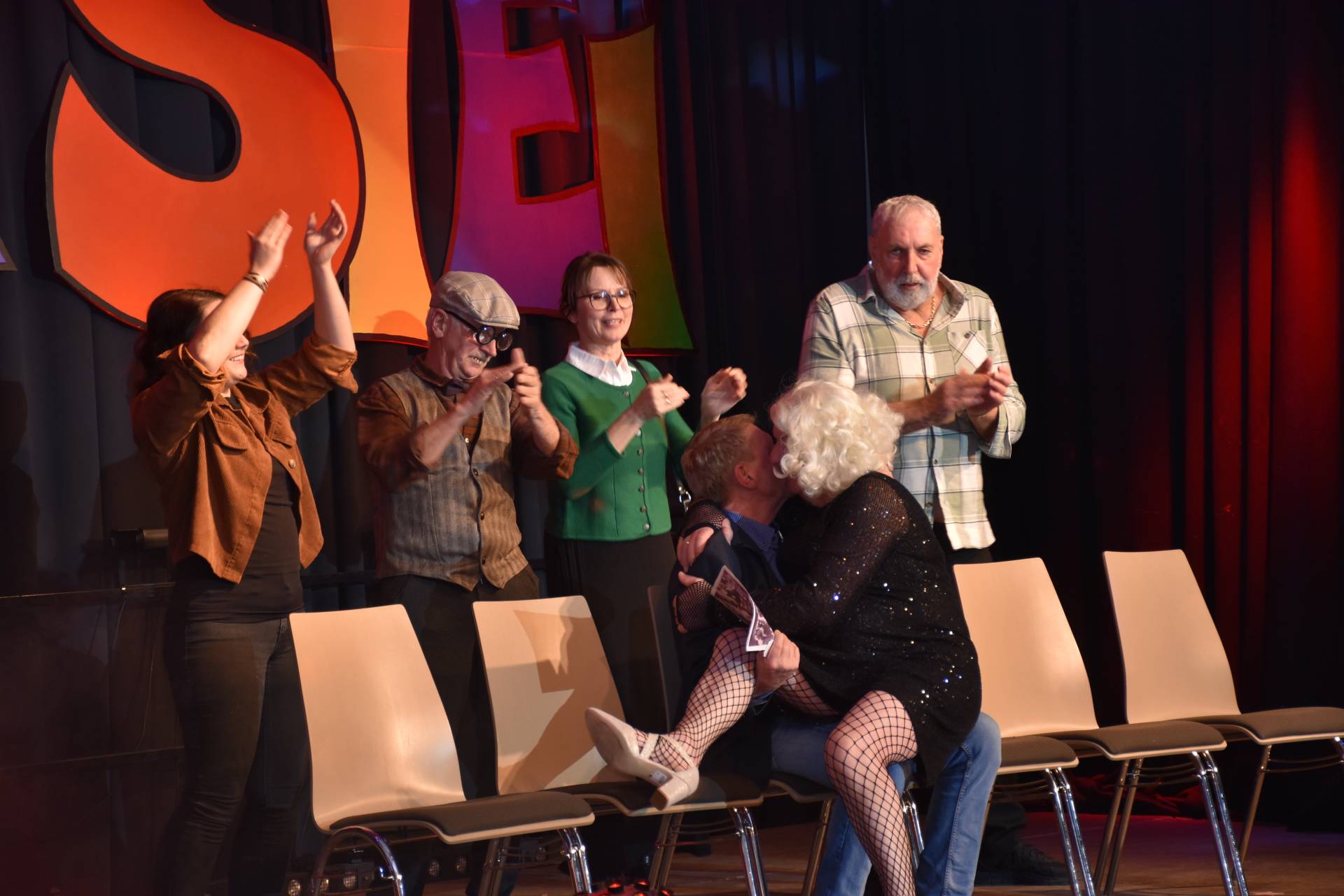 Eine tolle Pantomine-Nummer: Kino 1. Reihe mit Sabine Resinger, Hermann Steiger, Karin Ebenberger, Albert Mu&szlig;nig, Thomas Fellerer und Franz M&ouml;&szlig;lacher.