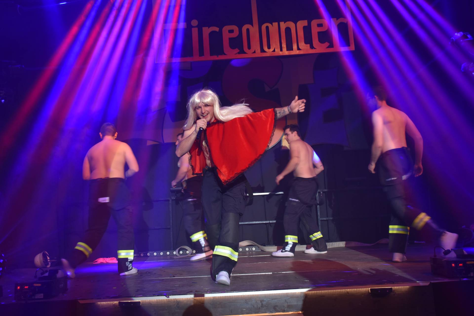 Die Firedancers mit Sabine Filzmaier, Chantal Schwarz, Florian Hutter, Leon Tschabitsher, Thomas Graning sowie Matthias und Martin Trupp.