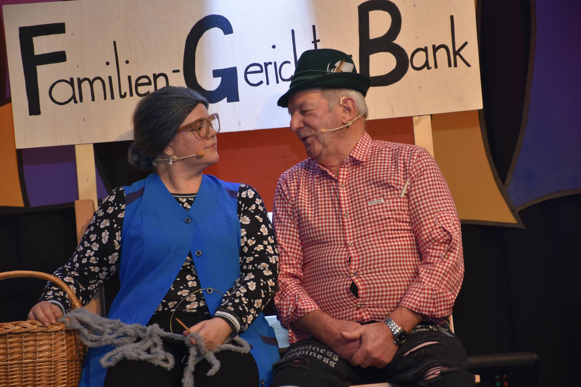 Auf der &bdquo;Familienanklagebank&ldquo; sa&szlig;en Petra Kolbitsch und &bdquo;Hermanndl&ldquo; Hermann Steiger.