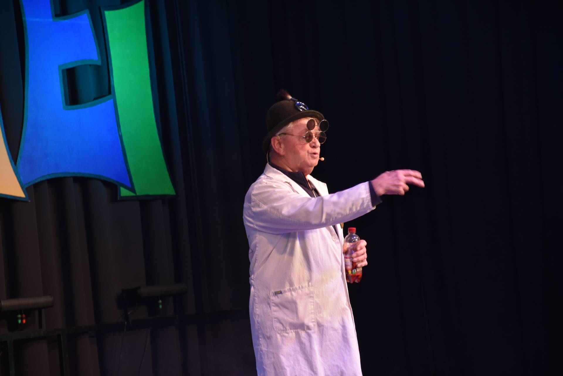 &bdquo;Obernarr&ldquo; Pichler Franz sen. &bdquo;So wie du ausschaust, glaubst eh an fliegende Untertassen. Host schon amol ane g&acute;sehn?&ldquo;. Na seitdem i geschieden bin nimmer&ldquo;.