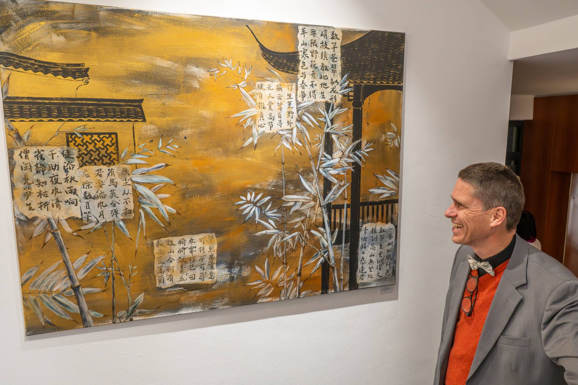 Stefan St&uuml;ckler vor einem Werk Meizi Wangs.