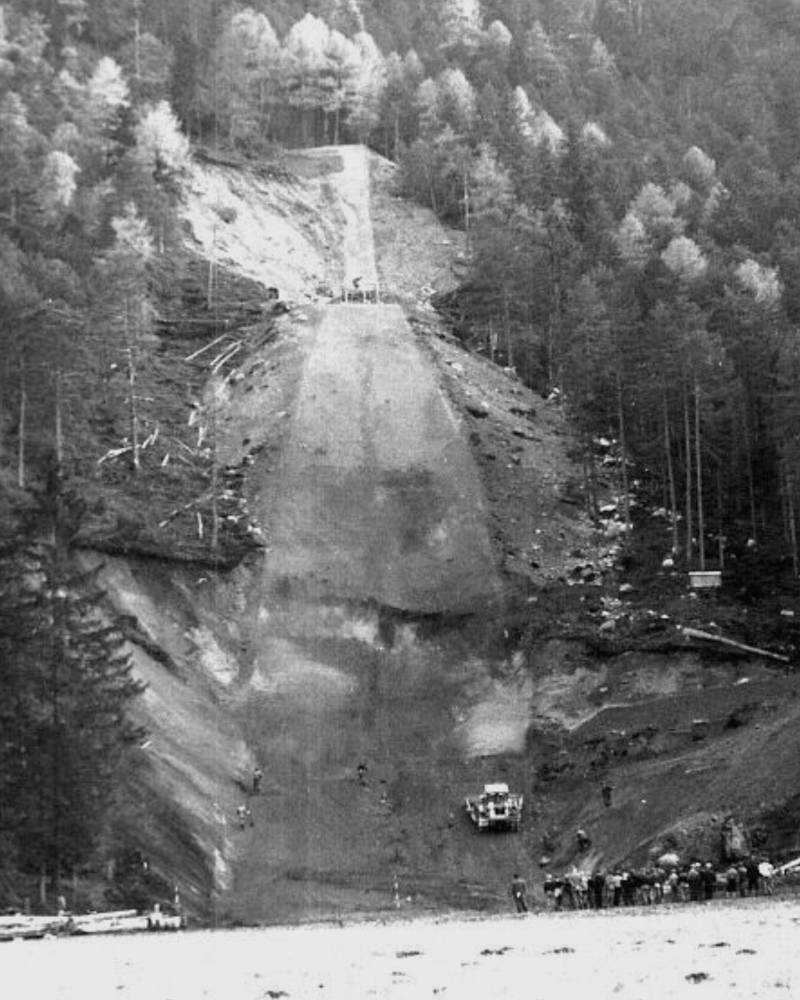 Auch der Bau der Skisprungschanze am Fu&szlig;e des Rauchkofels ab 1954 war ein Gro&szlig;projekt. Foto: Archiv Gemeinde Amlach/Chronist Alois Micheler