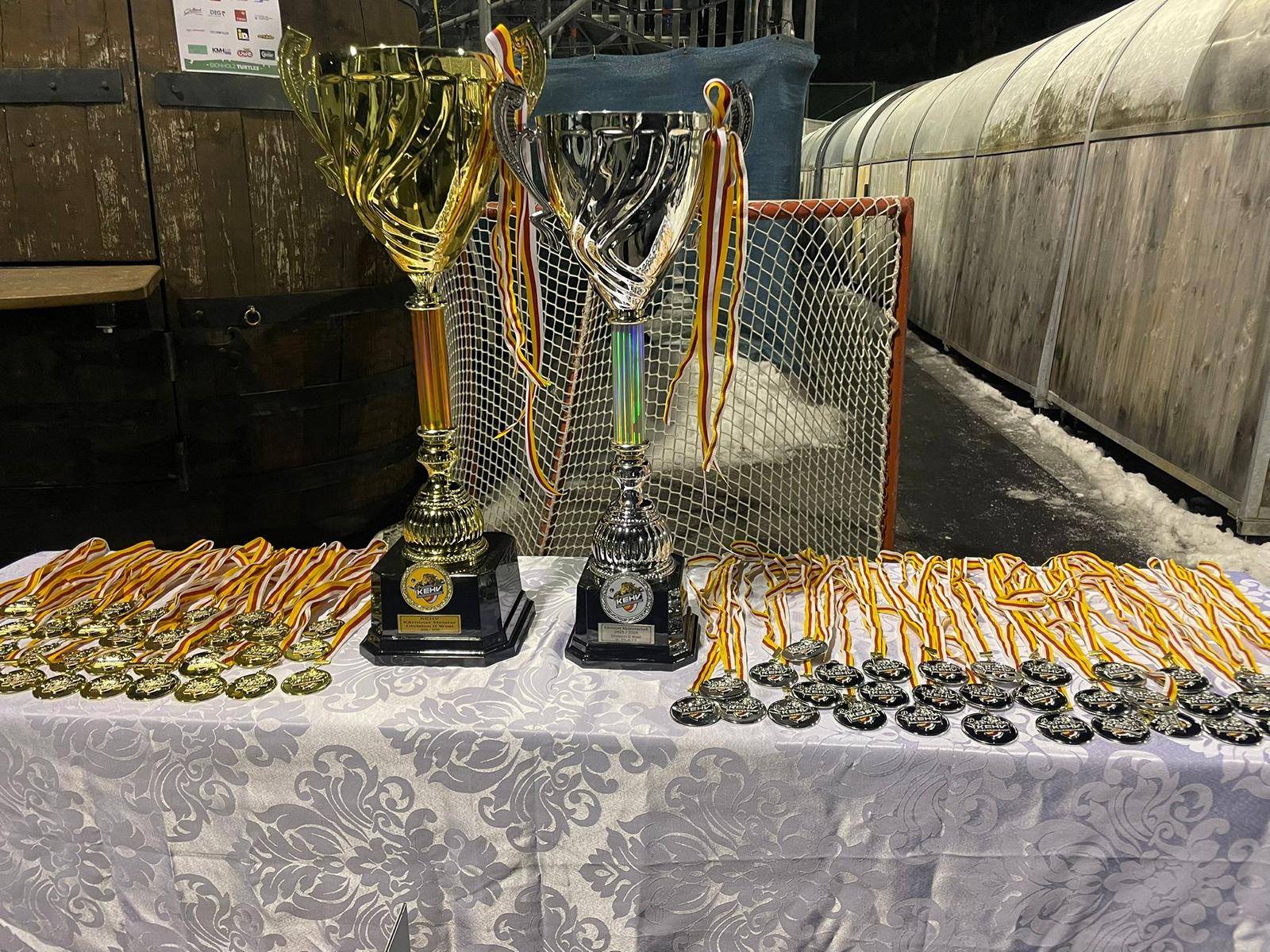 Die Pokale und Medaillen f&uuml;r Meister und Vizemeister. Foto: Glantschnig