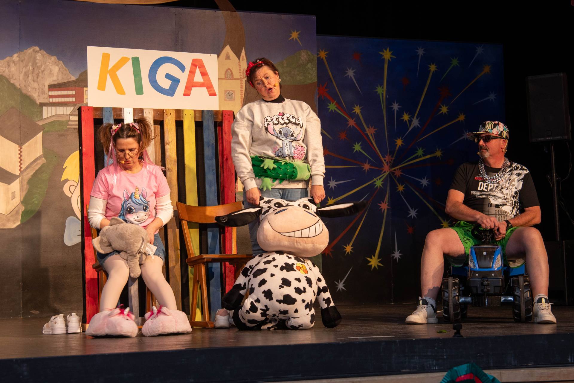 Sonja Hartlieb, Andrea Guggenberger und Christian Webhofer in Aus Kindermund erf&auml;hrt man die Wahrheit, so konnte man in &bdquo;KIGA Bande&ldquo; viel interessantes heraush&ouml;ren.