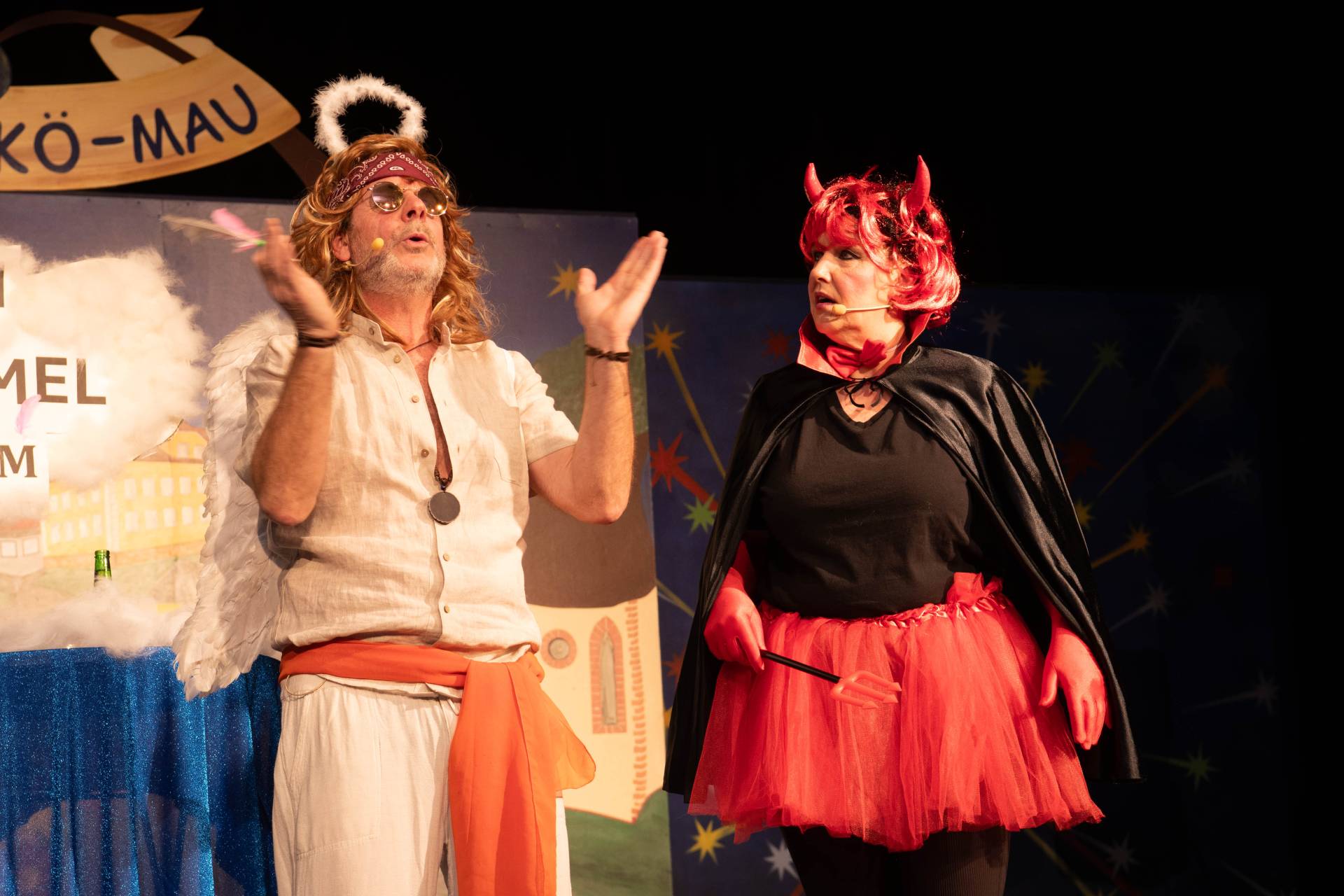 Christian Karl und Karin Schmid in &bdquo;Ausgebrannt&ldquo; &ndash; Lucifer schafft seine Arbeit in der H&ouml;lle nicht mehr und l&auml;sst sich vom Erzengel beraten.