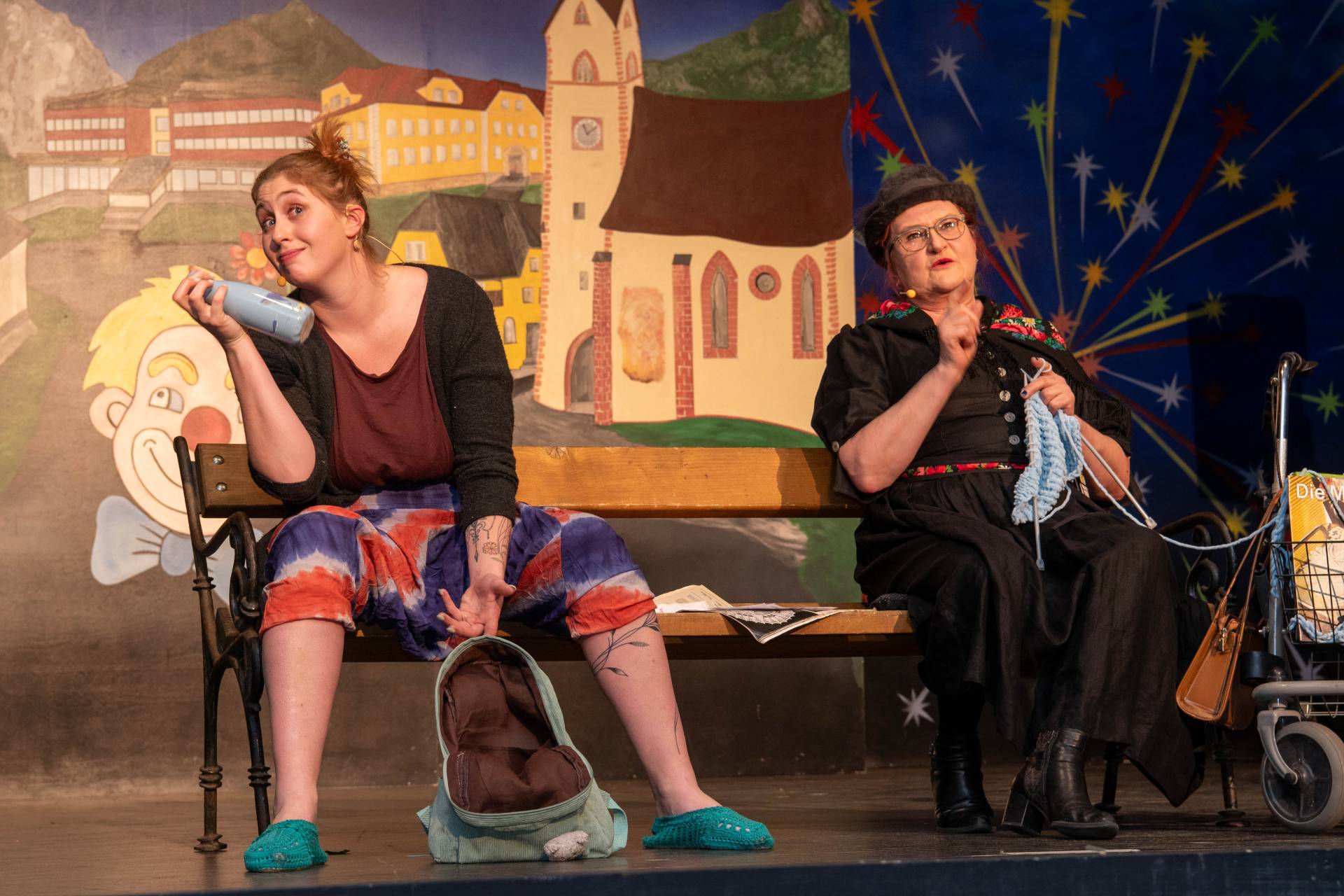 Wir kennen sie ja die &bdquo;Helikopter-M&uuml;tter&ldquo;, die ihre Kinder nie aus den Augen lassen. Lena, die sorgenvolle Jungmutter und Ulrike Pedarnig die Gelassene in &bdquo;Die heutigen M&uuml;tter&ldquo;.