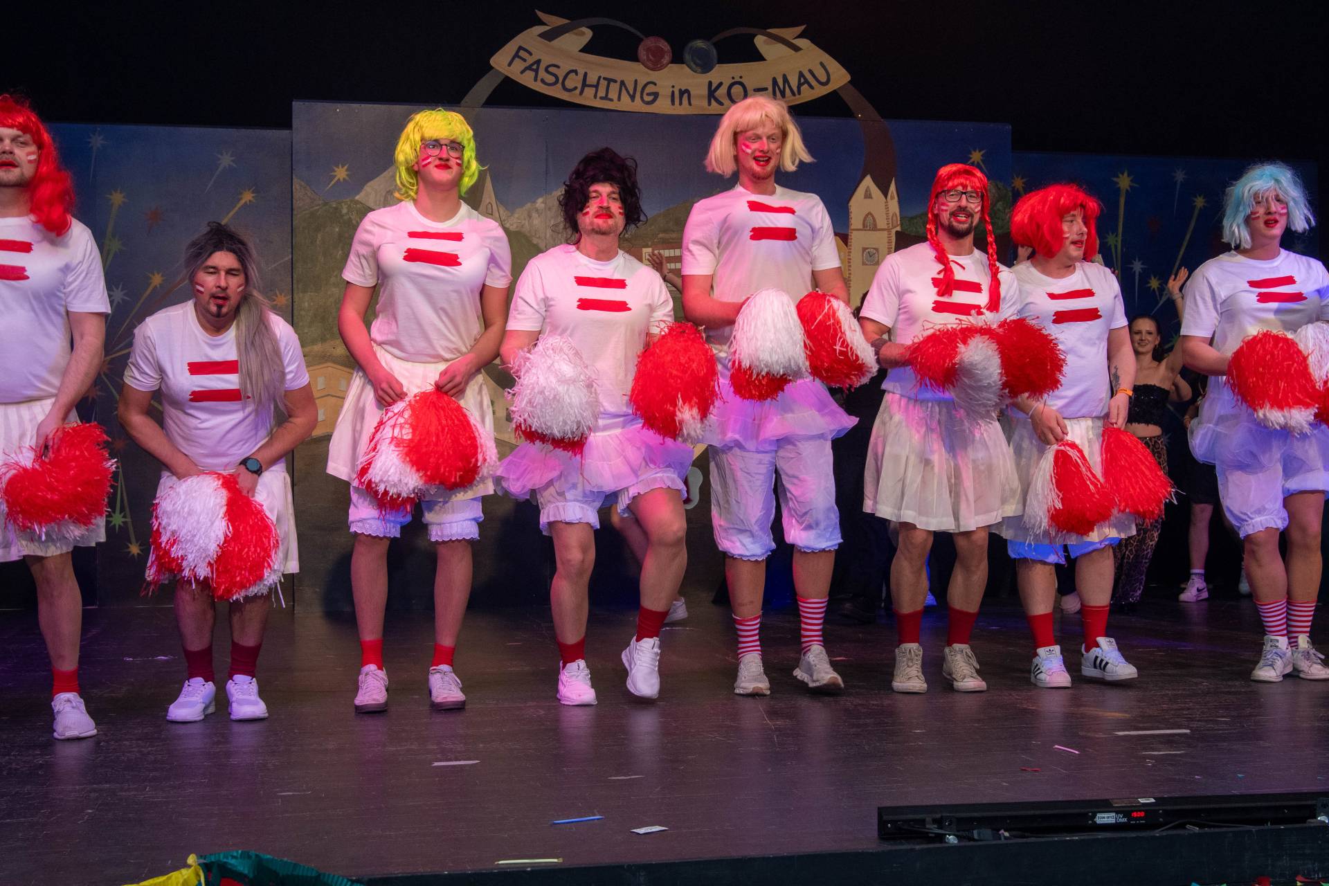 Freuen darf man sich bei den K&ouml;Mauer M&auml;nnerballett als Cheerleader f&uuml;r die &Ouml;sterreichische Nationalmannschaft in Amerika.