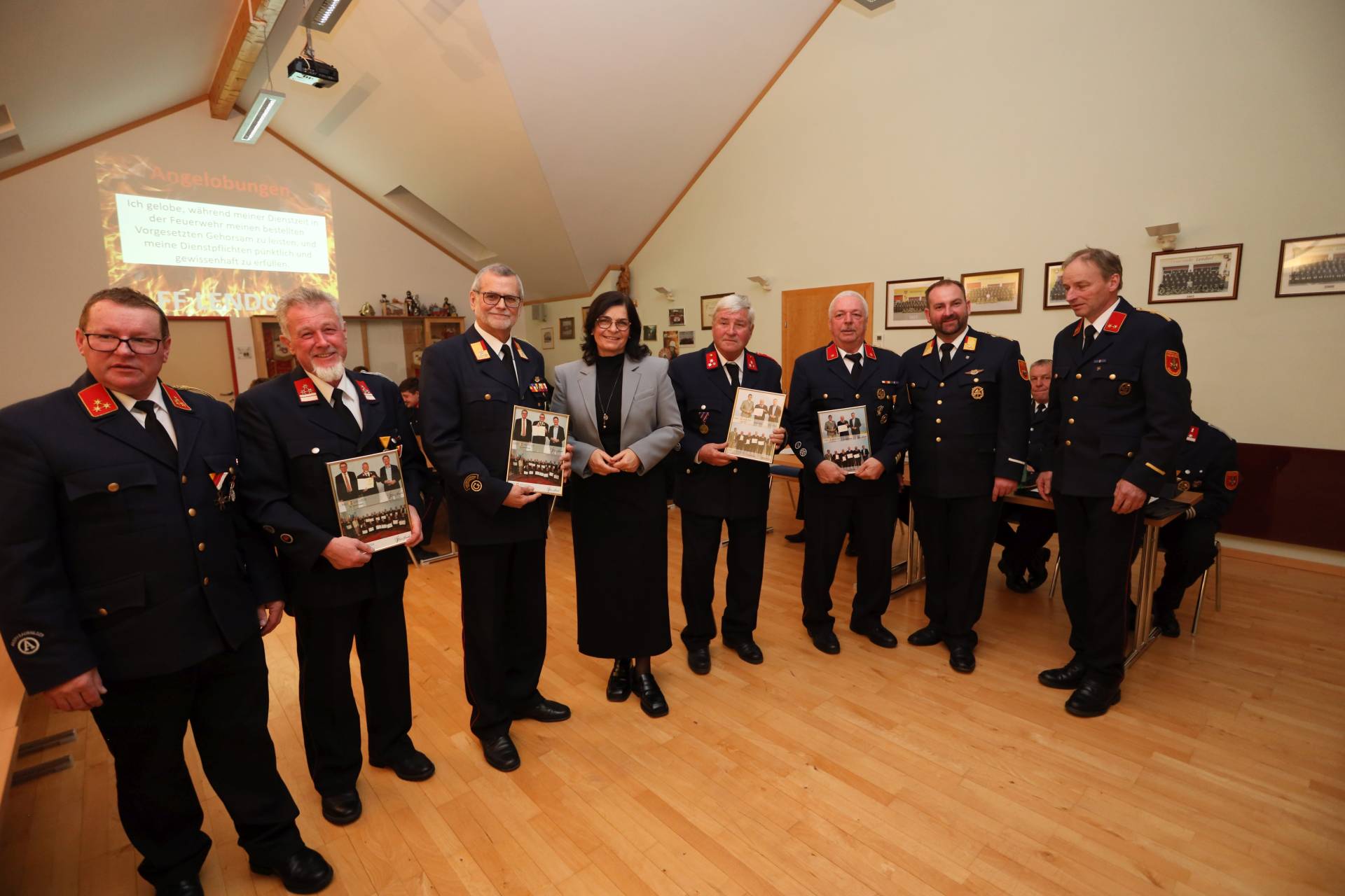 Ortsfeuerwehrkommandant Michael Mayer; Zugskommandant Martin Gruber; Ehren-Oberbrandrat Johann Zm&ouml;lnig; B&uuml;rgermeisterin Marika Lagger-P&ouml;llinger; Kassier-Stellvertreter Werner Hohenberger; Ortsfeuerwehrkommandant-Stellvertreter Mario Kapeller, Abschnittsfeuerwehrkommandant Rene Moser und Gemeindefeuerwehrkommandant Simon Taurer