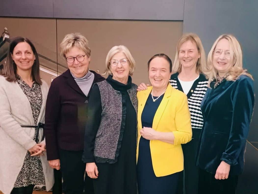 Der neue Vorstand: Karin Kulterer, Erika Schuster, Gabriele Staudacher, Andrea Volpini de Maestri, Silvia Anderwald, Barbara Schantl.