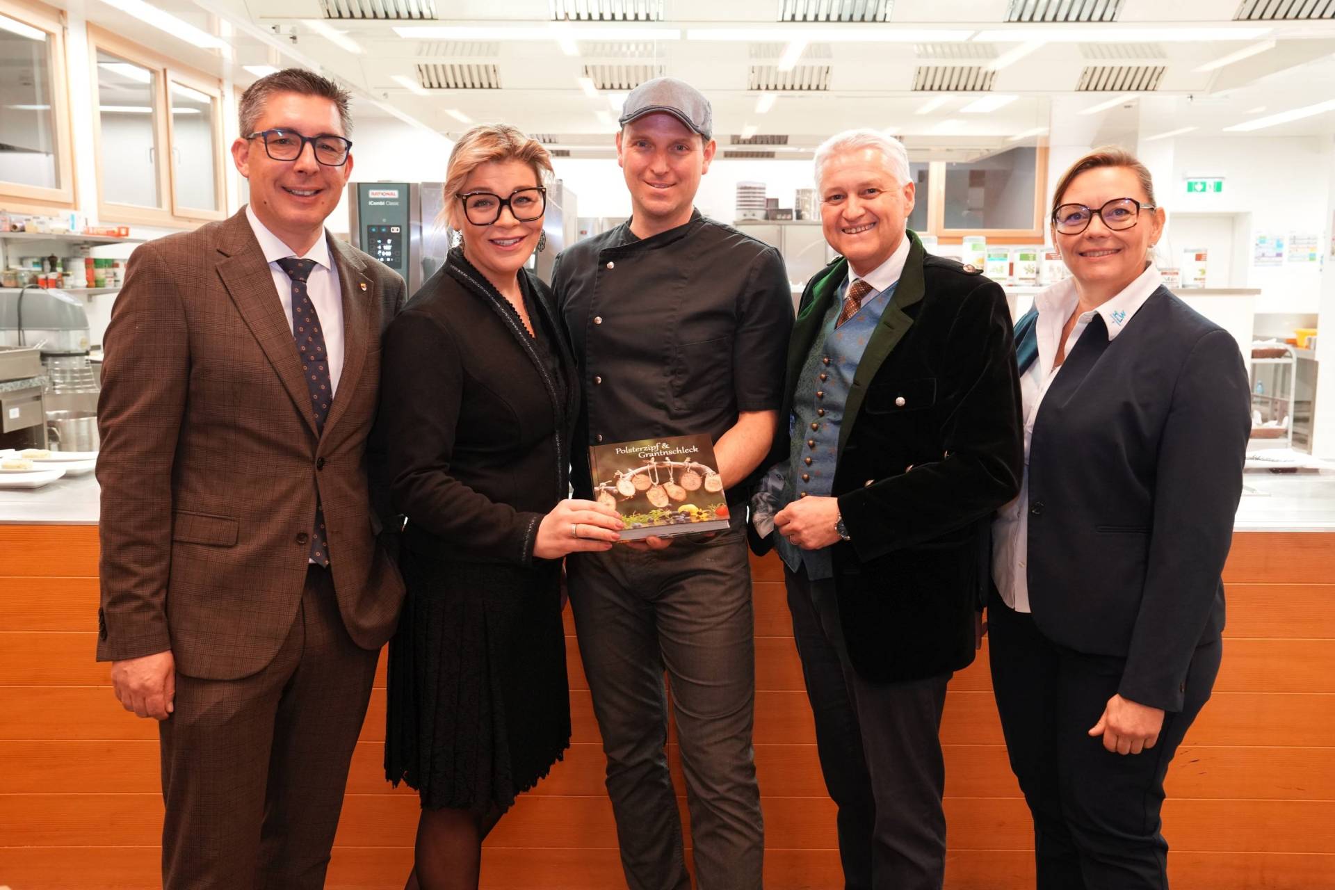 V. l.: Christoph Staudacher, Tina Angela berger, Gerhard Winkler, Dir. Adi Lackner und Eva-Maria Scherzer. Fotos: HLW Spittal/Pleschberger