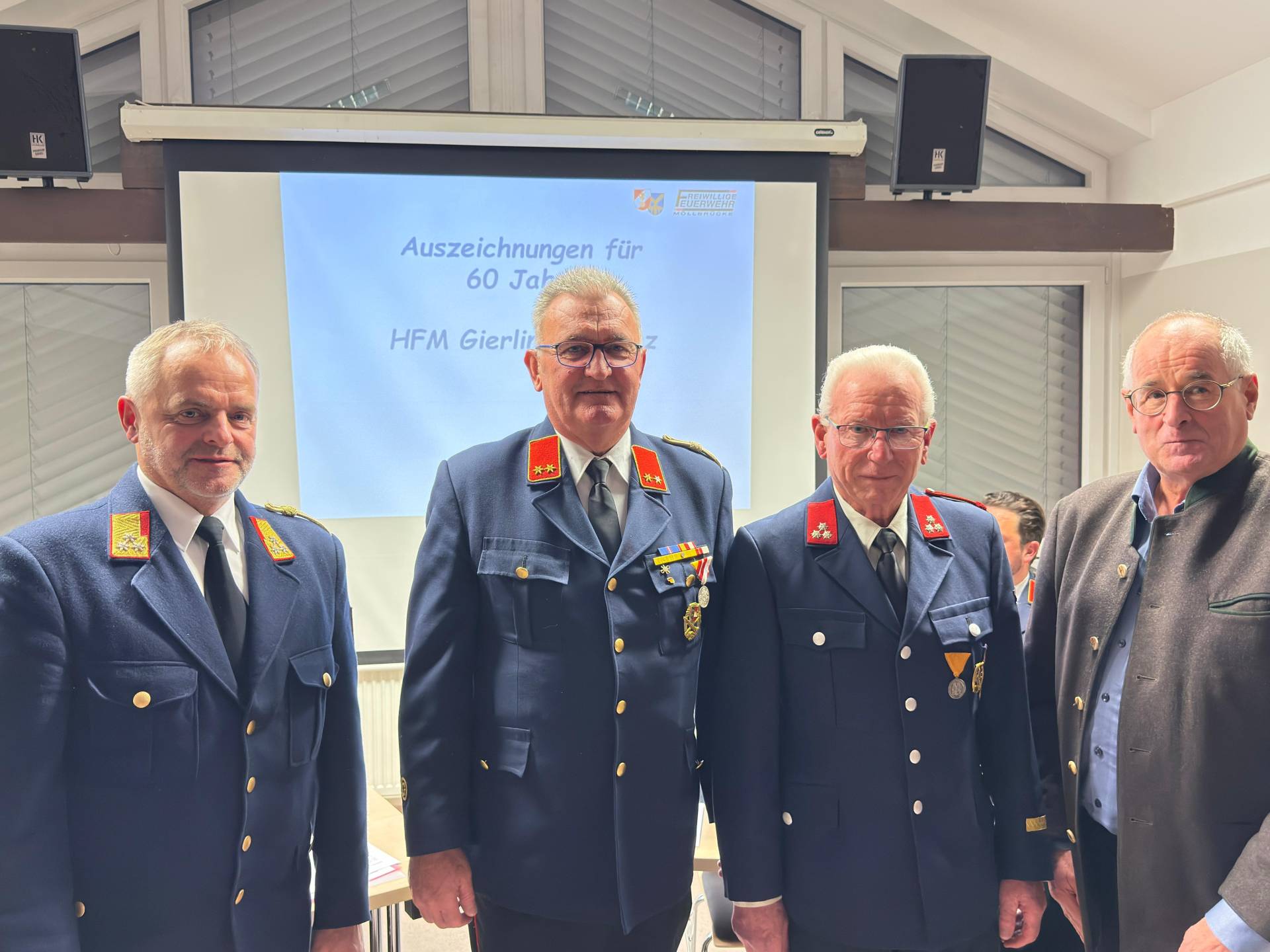 V. l.: OBR Kurt Schober, Kdt. Haslacher, Feuerwehr-Urgestein Franz Gierlinger und Bgm. Gerald Preimel. Geehrt wurden die verdientesten FF-Mitglieder...