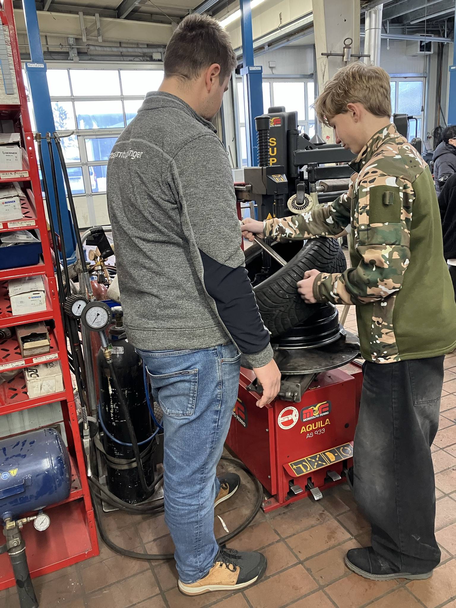Reifenwechseln in der Werkst&auml;tte Tuppinger in Spittal.