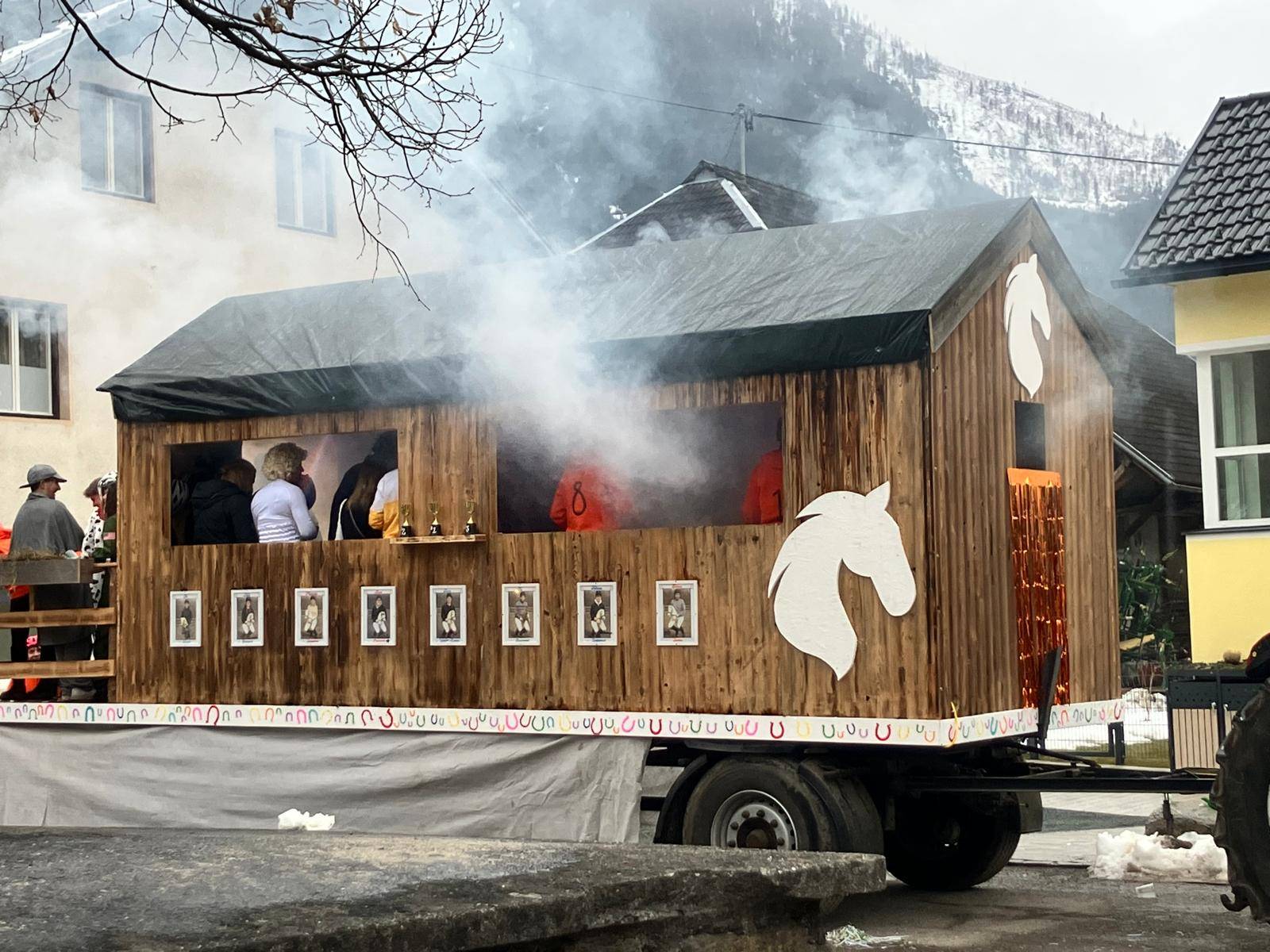 Party am Wagen des Steinfelder "Hobby Horsing Club".