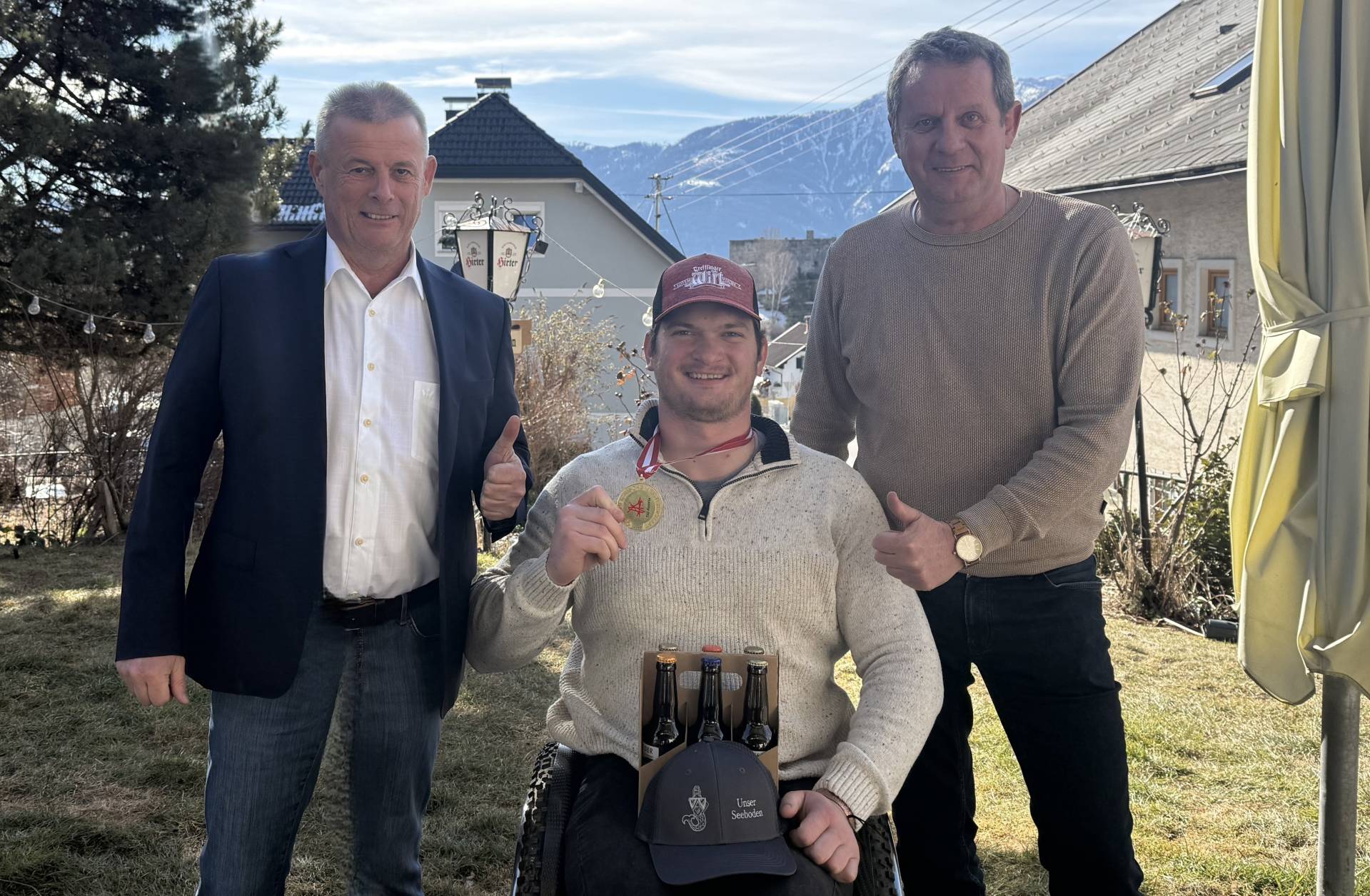 Seeboden ist stolz auf den Super-G Sieger. V. l.: Horst Zwischenberger, Kurt Oberlerchner und Bgm. Sch&auml;fauer. Foto: Carima Ribitsch