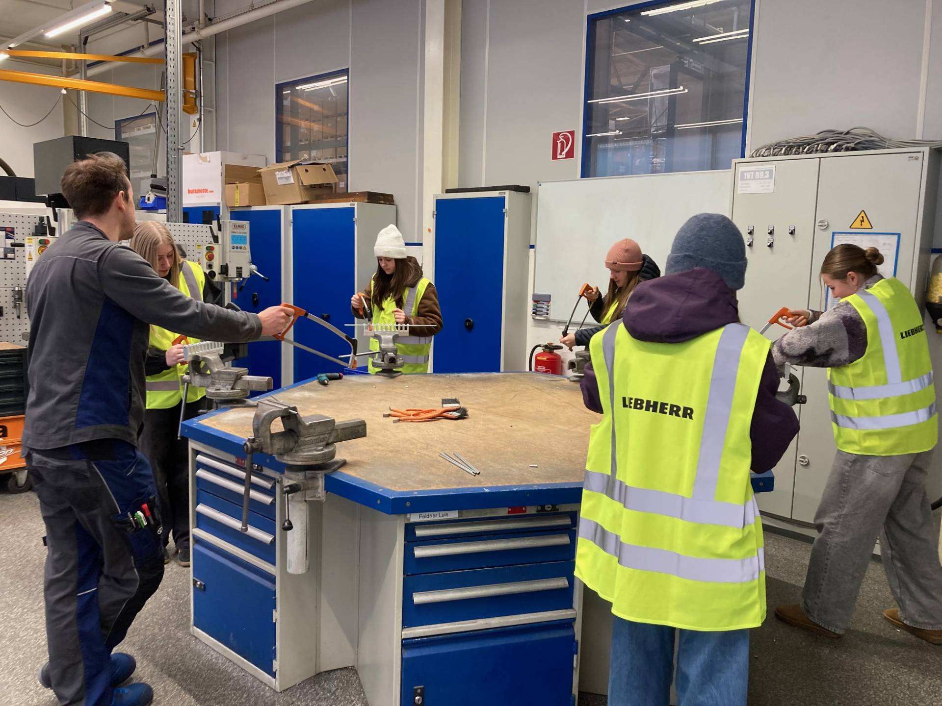 Wettkampf: wer kann die meisten St&uuml;cke von einem kleinen Metallrohr abs&auml;gen. Foto: Stangl