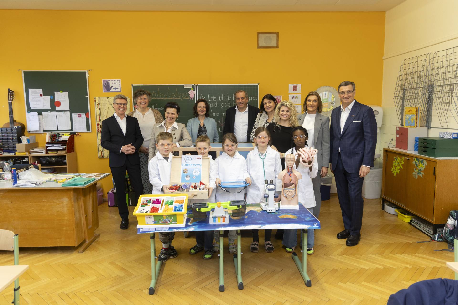 Michael Velmeden (WK-Sparte Industrie), Dir. Maria Glockner, Direktorin (Spitalberg), Melitta Soukoull (VS St. Andr&auml;), Bildungsdirektorin Isabella Penz, Andreas G&ouml;rgei (WK-Bildungspolitik), Andrea Angermann (VS Obervellach), Sandra Fellner (VS St. Andr&auml;) Christiane Zarfl (VS Liebenfels) und WK-Pr&auml;sident J&uuml;rgen Mandl. Fotos: WKK/Peter Just