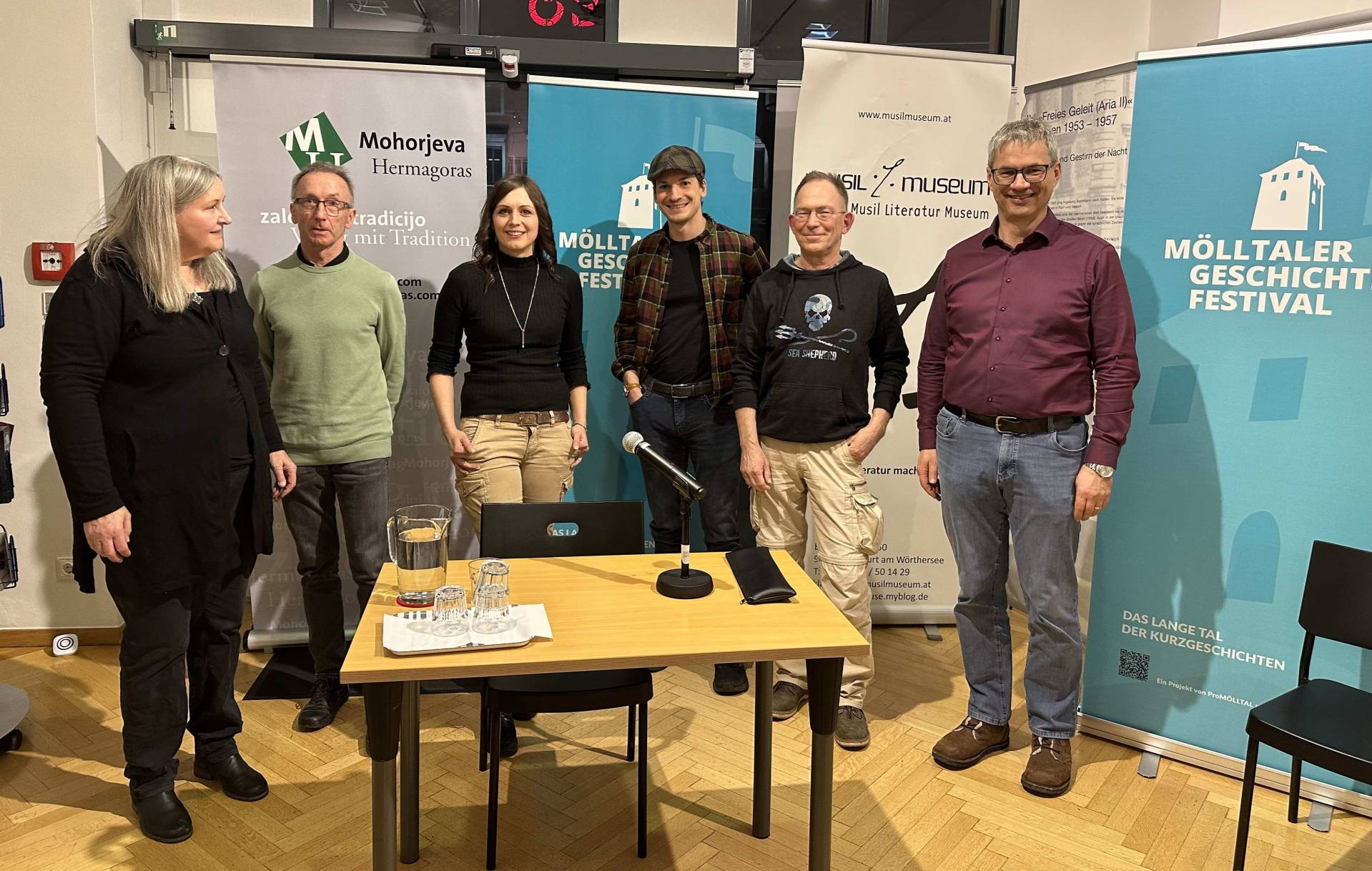 V. l.: Die Mitglieder des Organisationskomitees Melitta Fitzer und Gustav Tengg, Angelika Mosch, Alexander Cimzar, Reinhard Gnettner und Verlagsleiter Hanzi Filipič. Foto: Melitta Fitzer