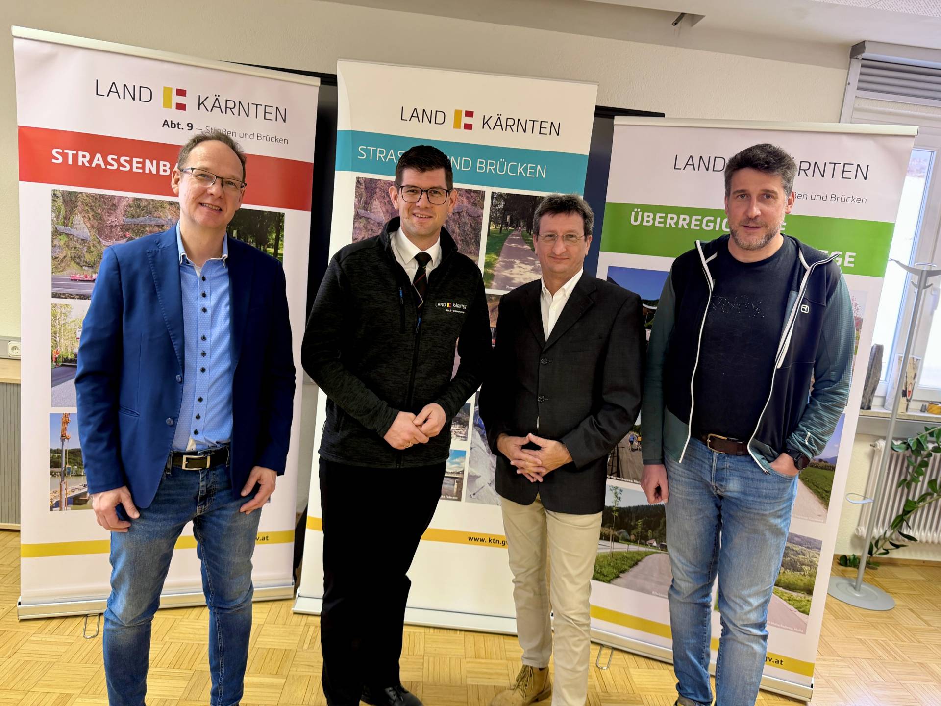 V. l.: Reinhard Schell (Stra&szlig;enbauamtsleiter Spittal), LH-Stv. Martin Gruber, Abteilungsleiter Volker Bidmon, Norbert Lengfeldner (Stra&szlig;enbauamtsleiter-Stv.). Foto: B&uuml;ro Gruber