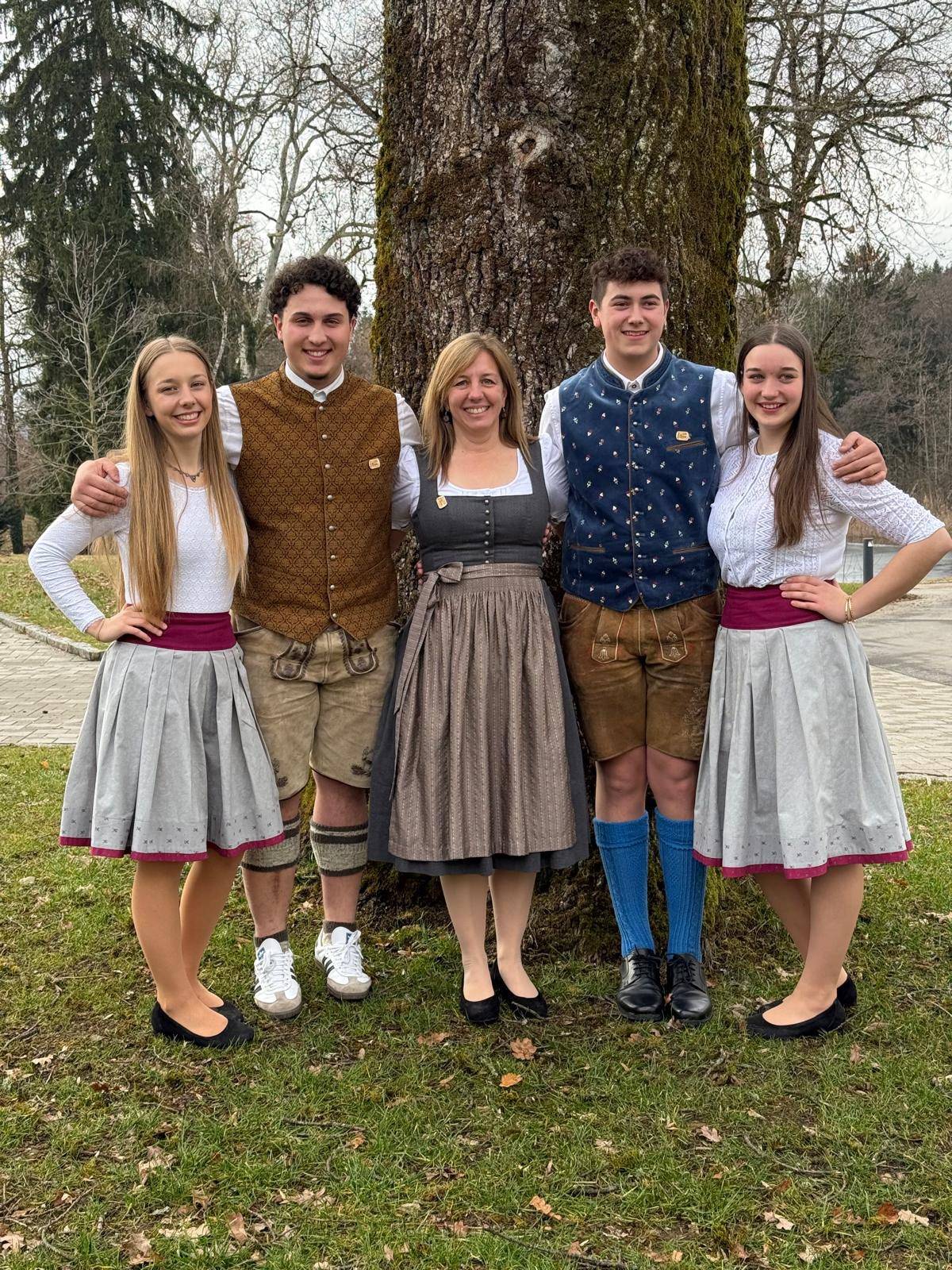 Die &bdquo;Guat drauf Musi&ldquo; mit Julia Kogler, Eliah Hofer, Lehrerin Evelin Kogler, Florian Ramsbacher, Aurelia Brugger holten sich einen &bdquo;ausgezeichneten Erfolg&ldquo;.