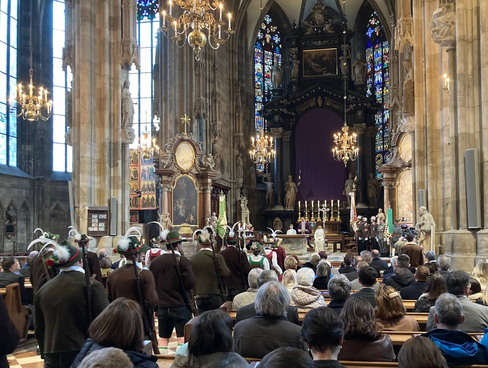 Den Festgottesdienst im Stephansdom zelebrierte der Lienzer Dekan Franz Troyer. Foto: Stangl