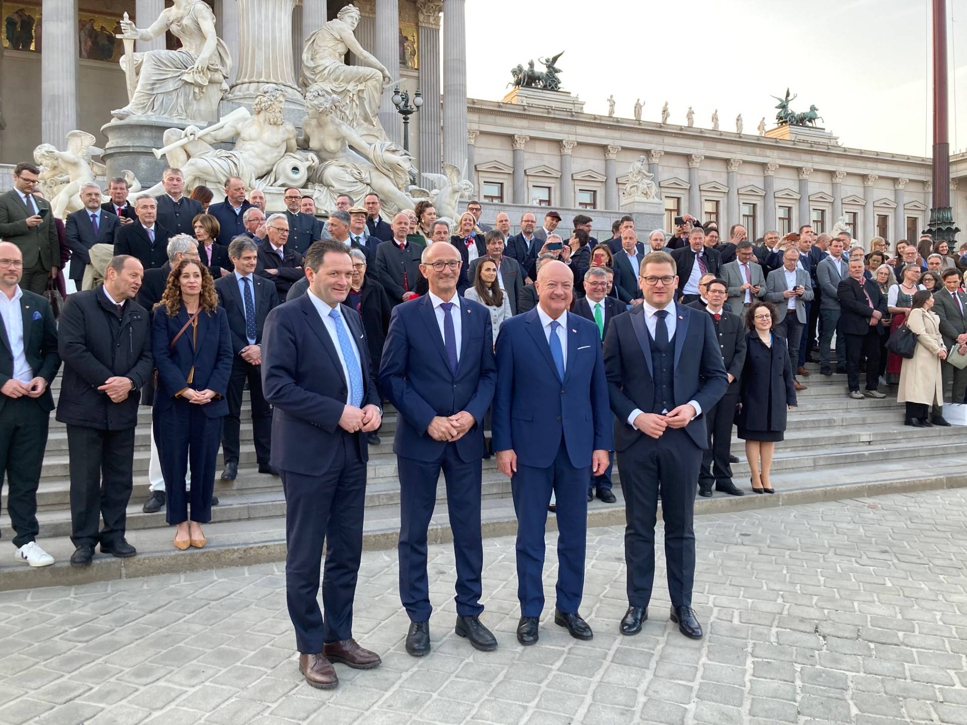 Vor dem Parlament kam auch Kanzler Christian Stocker (im Bild vorne mit Minister Norbert Totschnig, LH Anton Mattle und BR-Pr&auml;sident Markus Stotter. Foto: Stangl