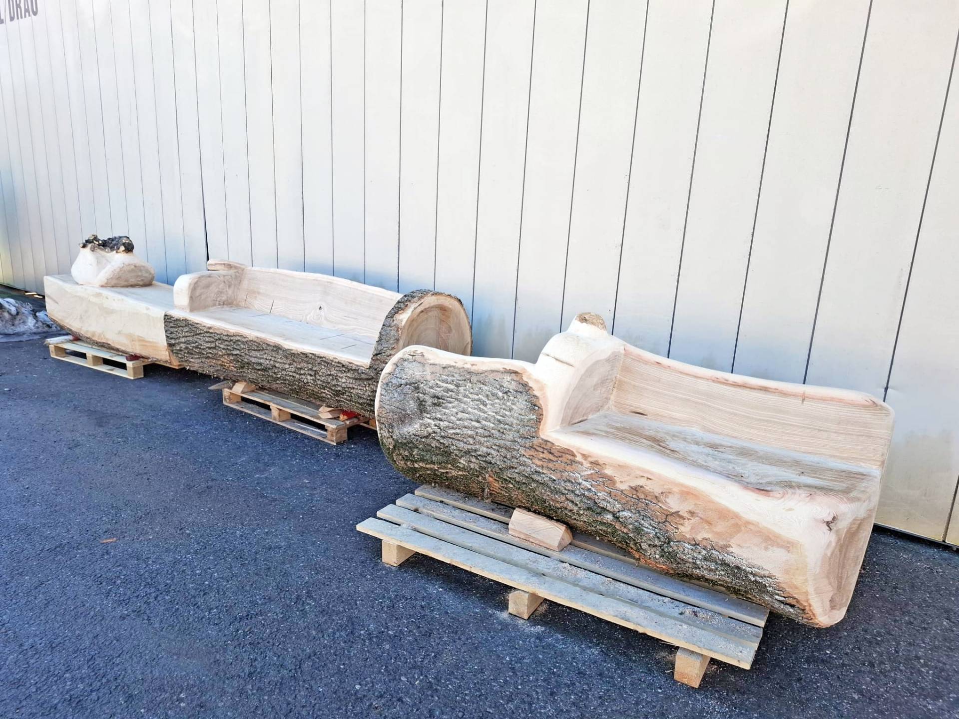 Die neuen Holzstamm-Sitzgelegenheiten.
Foto: Stadtgemeinde Spittal