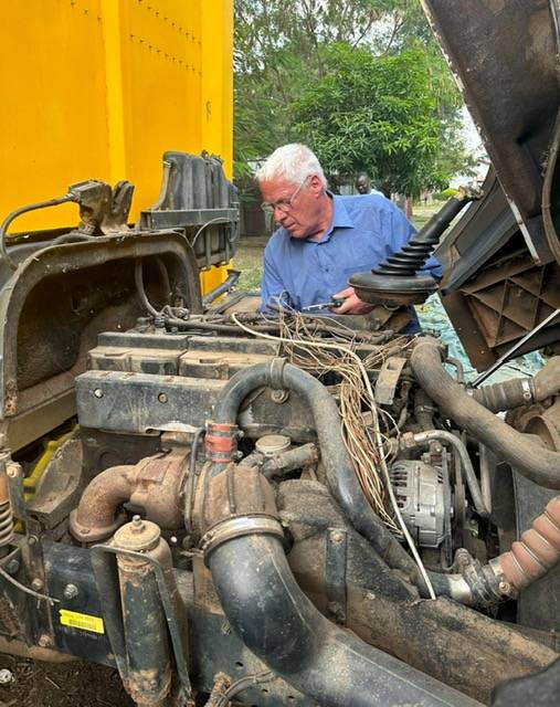 Im Zuge der Reise sollte auch ein kaputter LKW f&uuml;r wichtige medizinische Transporte repariert werden, was aber trotz dem Mechaniker-Fachwissen aus Osttirol leider nicht gelungen ist. Foto: OfM/Kr&ouml;sslhuber