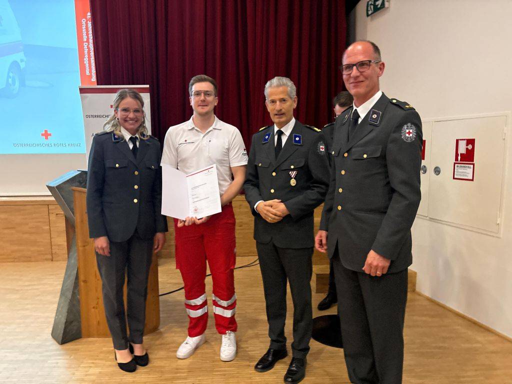 Ortsstellenleiterin der Ortsstelle Defereggental, Valentina Erlsbacher, 
Ralf Gasser (Dienstjahresabzeichen in Bronze), Hansj&ouml;rg Mattersberger (1. Bezirksstellenleiter-Stv) sowie Granig Wilhelm, MBA (Bereichsleiter Gesundheits- und Soziale Dienste).
