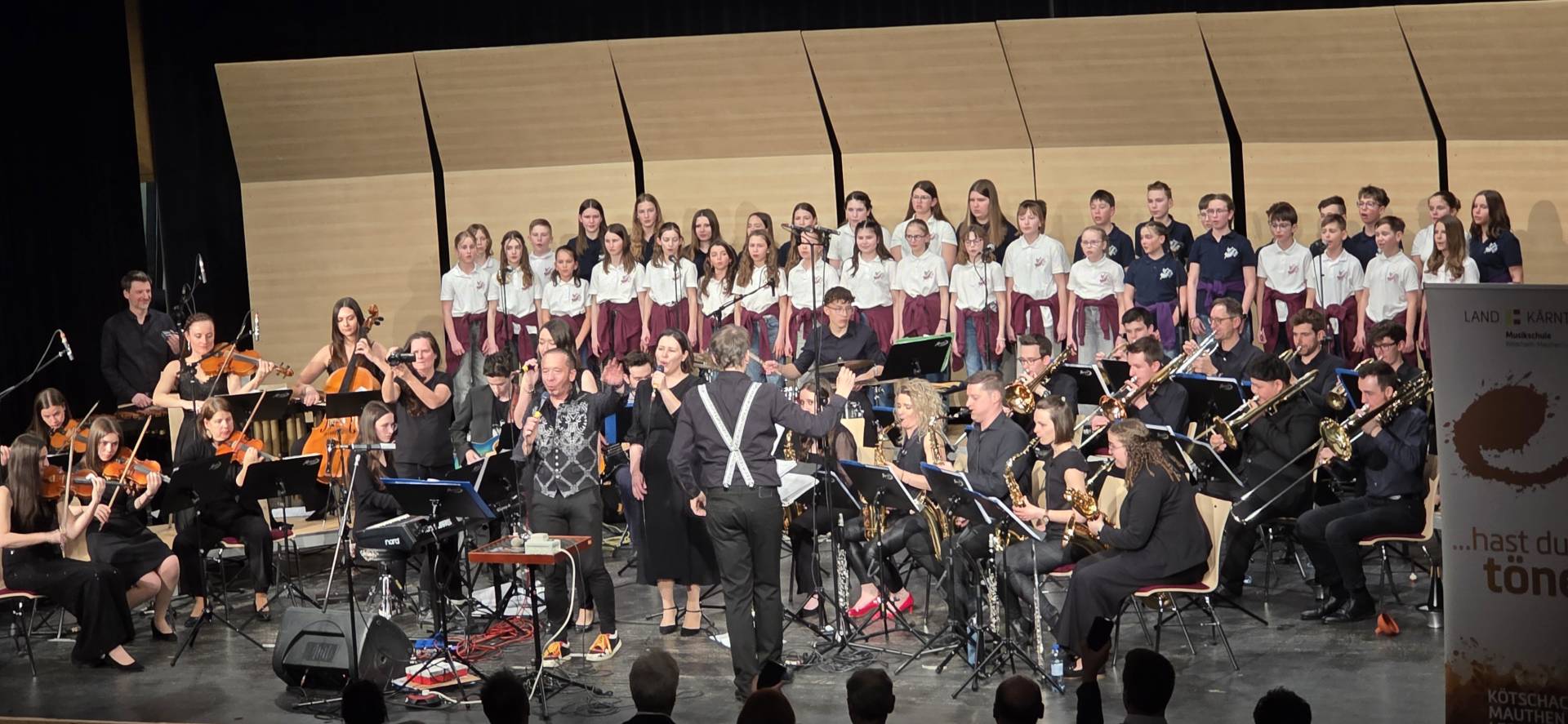 Die Big Band der Musikschulen mit den Strings, dem Schulchor der MMS K&ouml;tschach und  Stargast Buzgi.