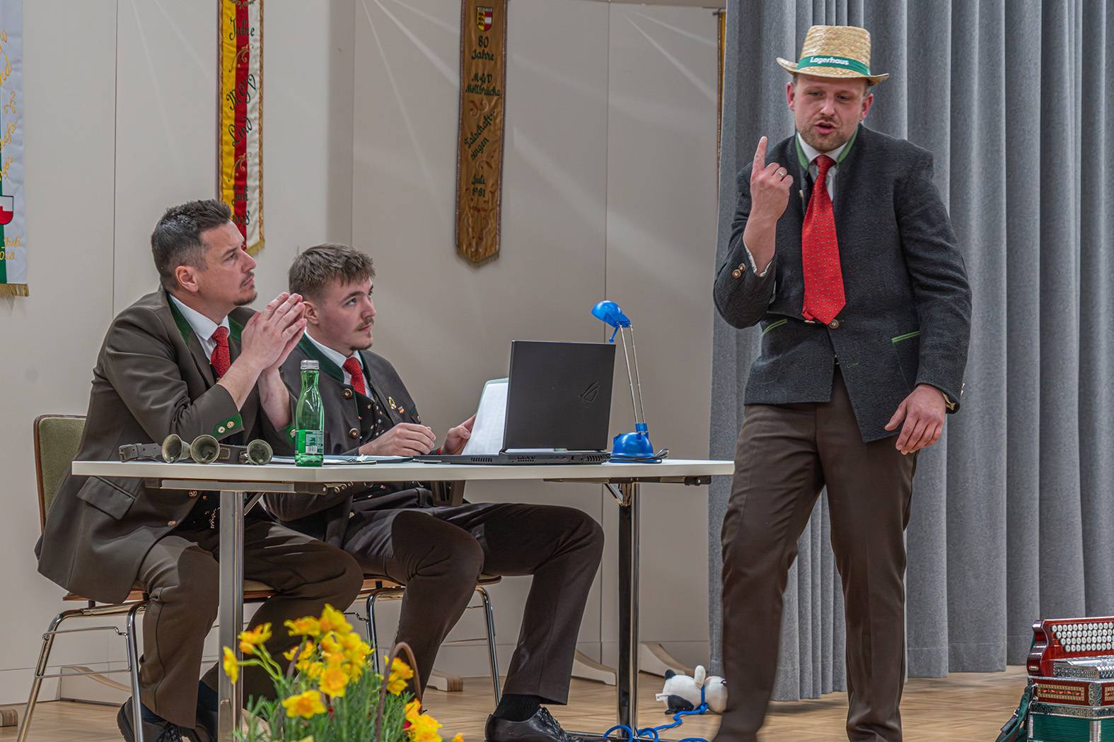 Amtsstunde. V. l.: Michael Prei&szlig;l, Andre Strau&szlig; und Martin Strau&szlig;.