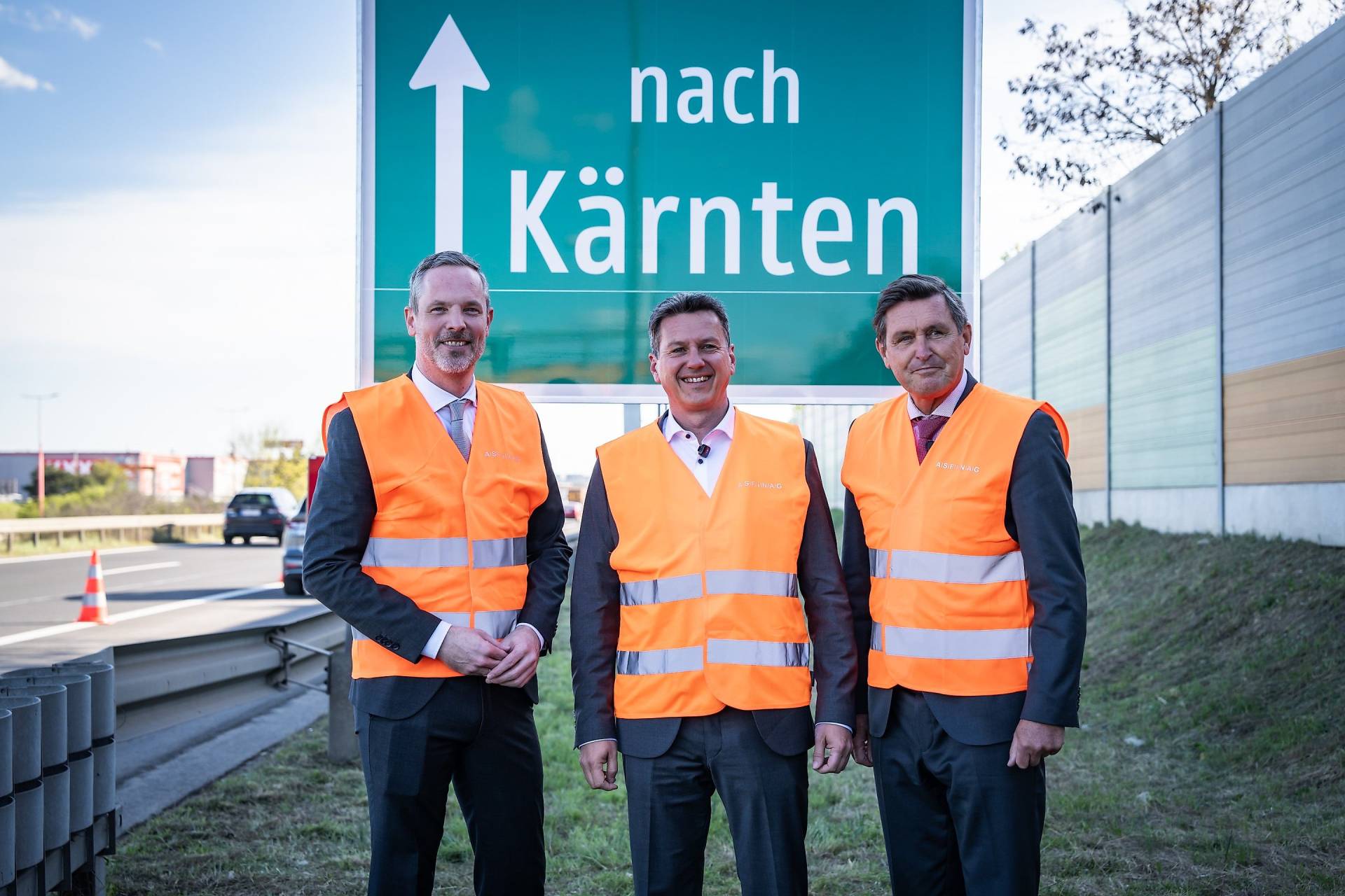 Nach dem Besuch Fellners beim Bundespr&auml;sidenten: Die &bdquo;Nach K&auml;rnten&ldquo;-Tafel auf A2 S&uuml;dautobahn wurde wieder aufgestellt. V. l.: ASFINAG-Vorstand Hartwig Hufnagl, LH Daniel Fellner und Minister Peter Hanke. Foto: BMIMI/Holzer