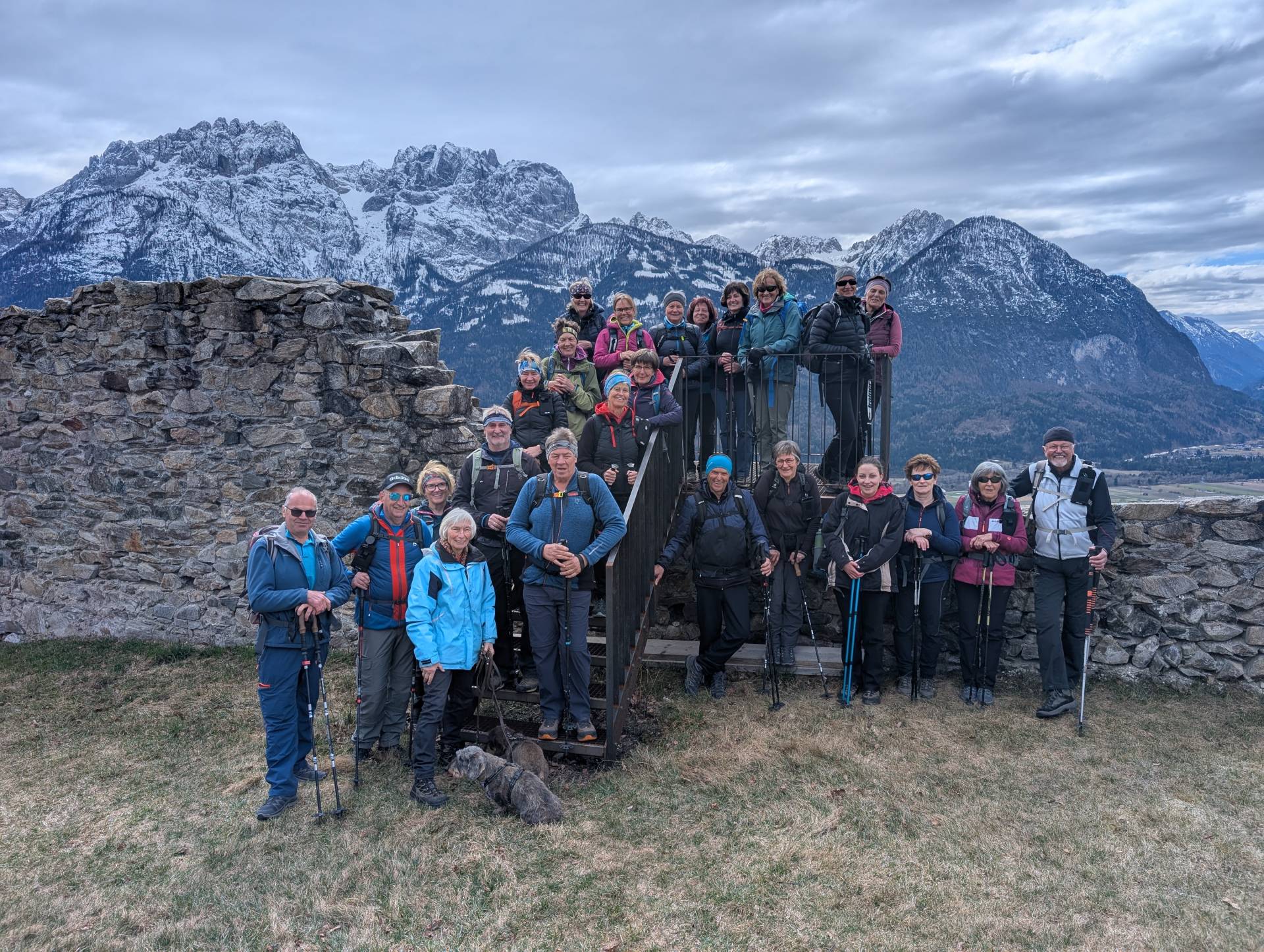 Die Wanderbegeisterten treffen sich zu w&ouml;chentlichen Ausfl&uuml;gen in die Natur.