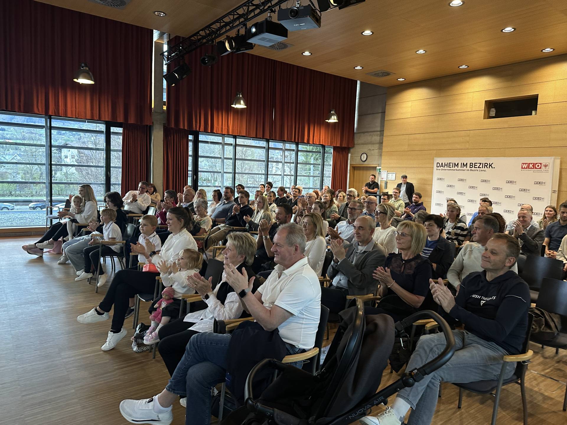 Familie, Freunde und viele Interessierte verfolgten den Blick hinter die Kulissen. Foto: Kirchmair