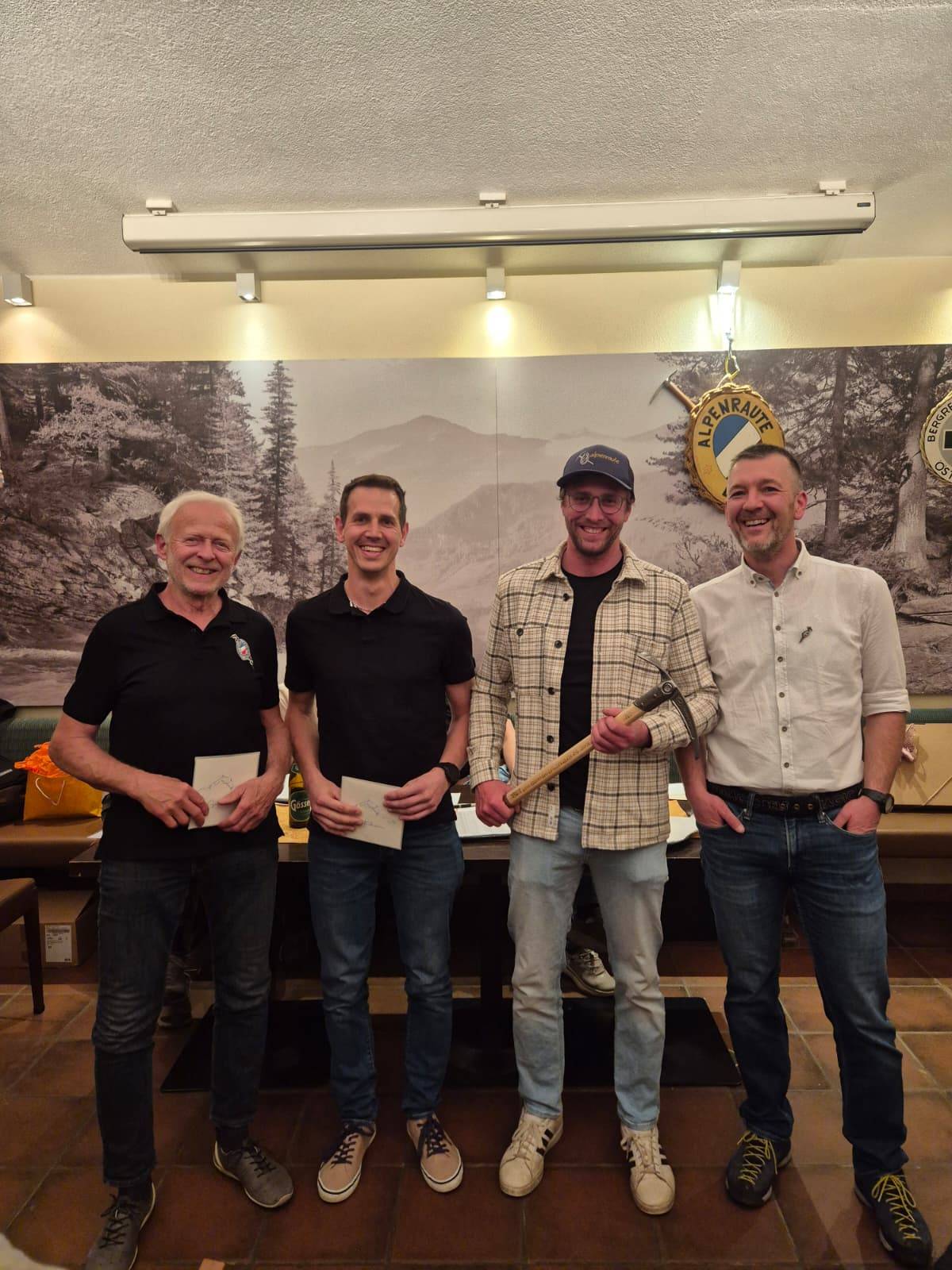 Die "Alpenrautler des Jahres" (vlnr.) Alfred Kreissl, Patrick Steiner und Florian Reiter mit Obmann Stefan Stern