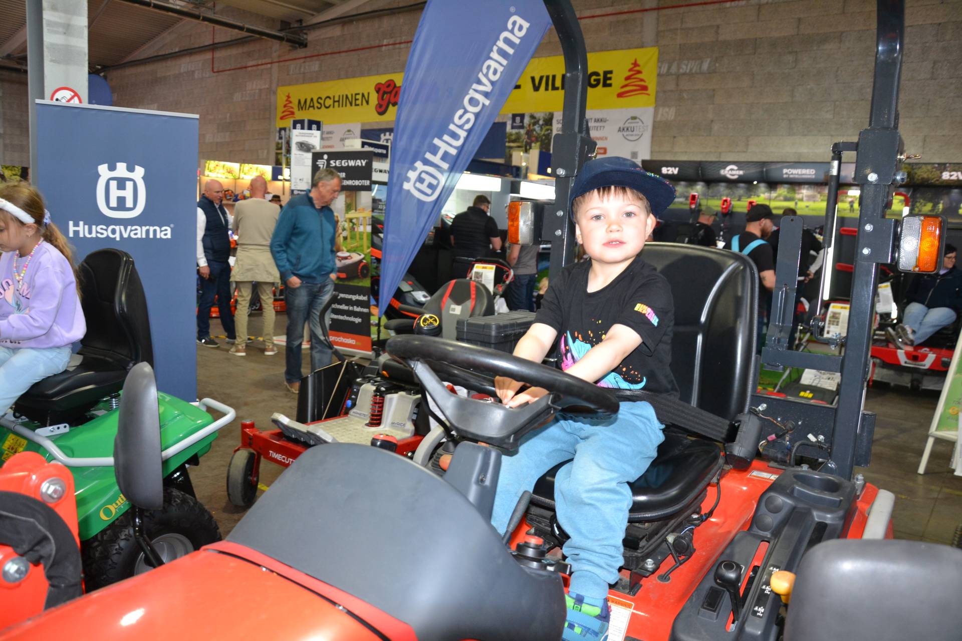 Marvin zeigte sich ebenso wie die &uuml;brigen Besucher technik-begeistert.