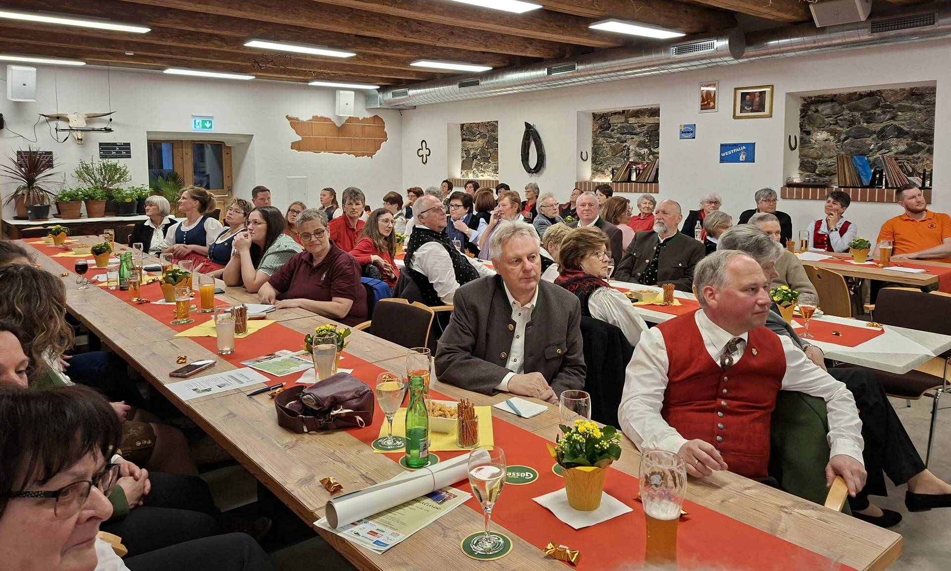 Interessierte Zuh&ouml;rer bei der JHV.