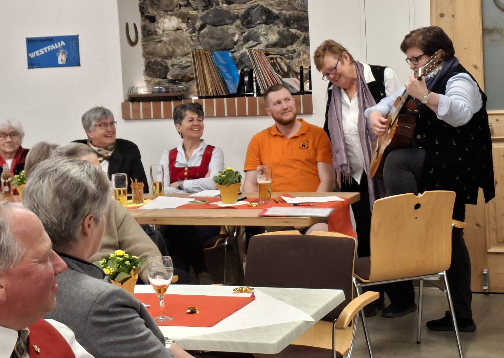 Singen des Obergailtaler Trachtenliedes.