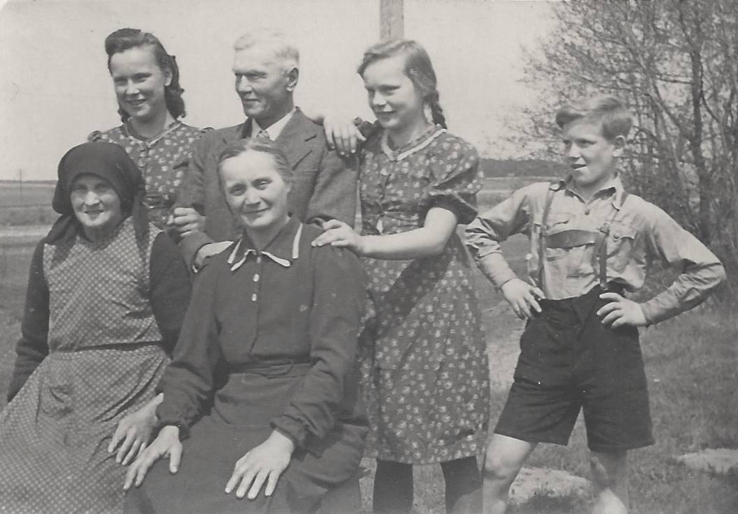 Familie Grafenauer und Wutti aus Dellach/Dole bzw. Brugg/Moste bei Hermagor wurden 1942 in das Arbeitslager Frauenaurach deportiert. Gro&szlig;mutter Aloisija Grafenauer (sitzend links) starb im Lager. Ihr Schwiegersohn Gabrijel Wutti starb kurz nach dem Ende des NS-Regimes an den Folgen der Lagerhaft.