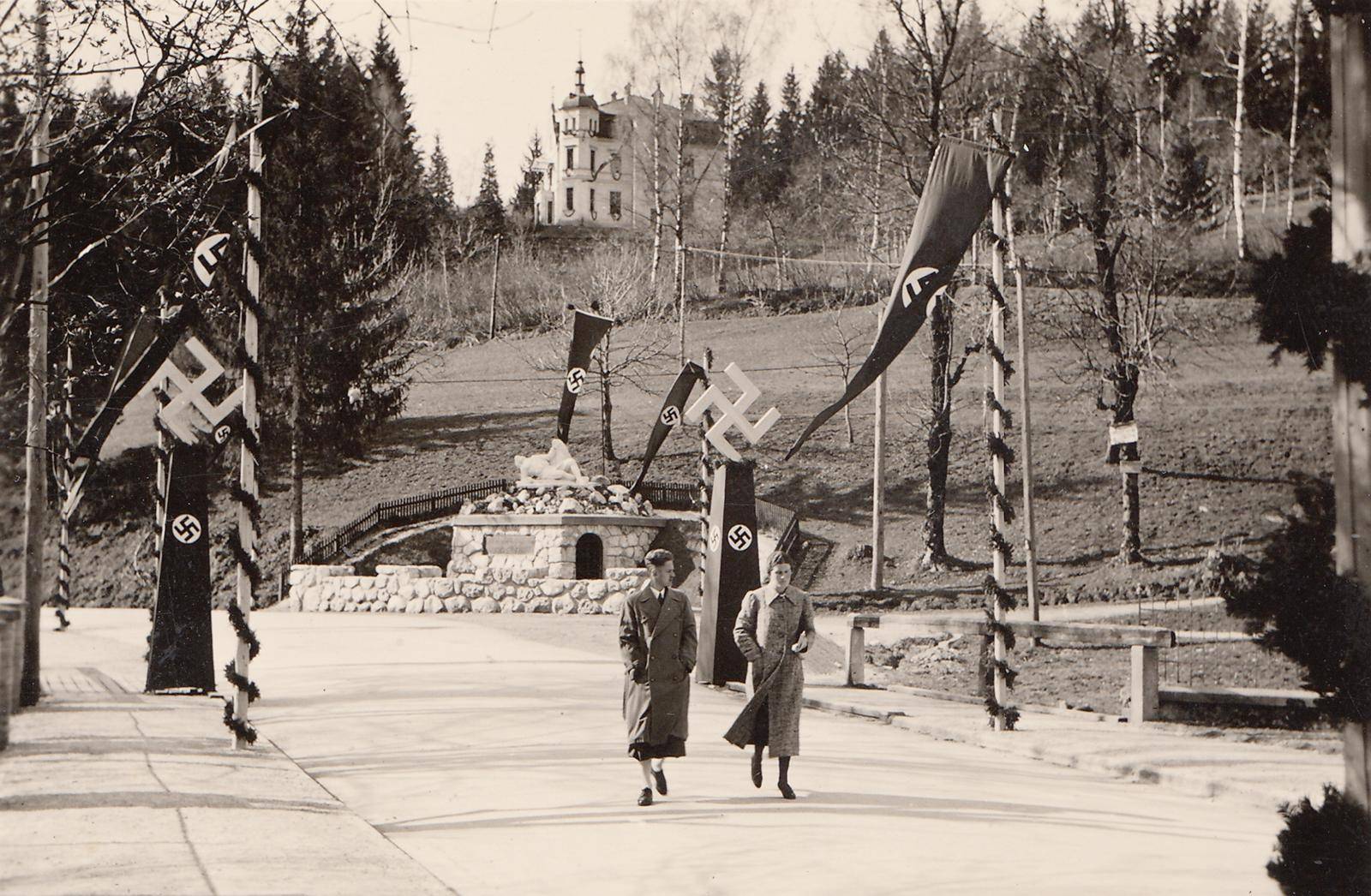 Die heutige 10.-Oktober-Stra&szlig;e (damals Schaubstra&szlig;e) anno 1938. Direkt nach dem &bdquo;Anschluss&ldquo; &Ouml;sterreichs an das Deutsche Reich wurde Hermagor umgestaltet und mit den Insignien des NS-Regimes besetzt. Beim &bdquo;Stadtspaziergang gegen das Vergessen&ldquo; werden Orte des Nationalsozialismus kritisch beleuchtet.
