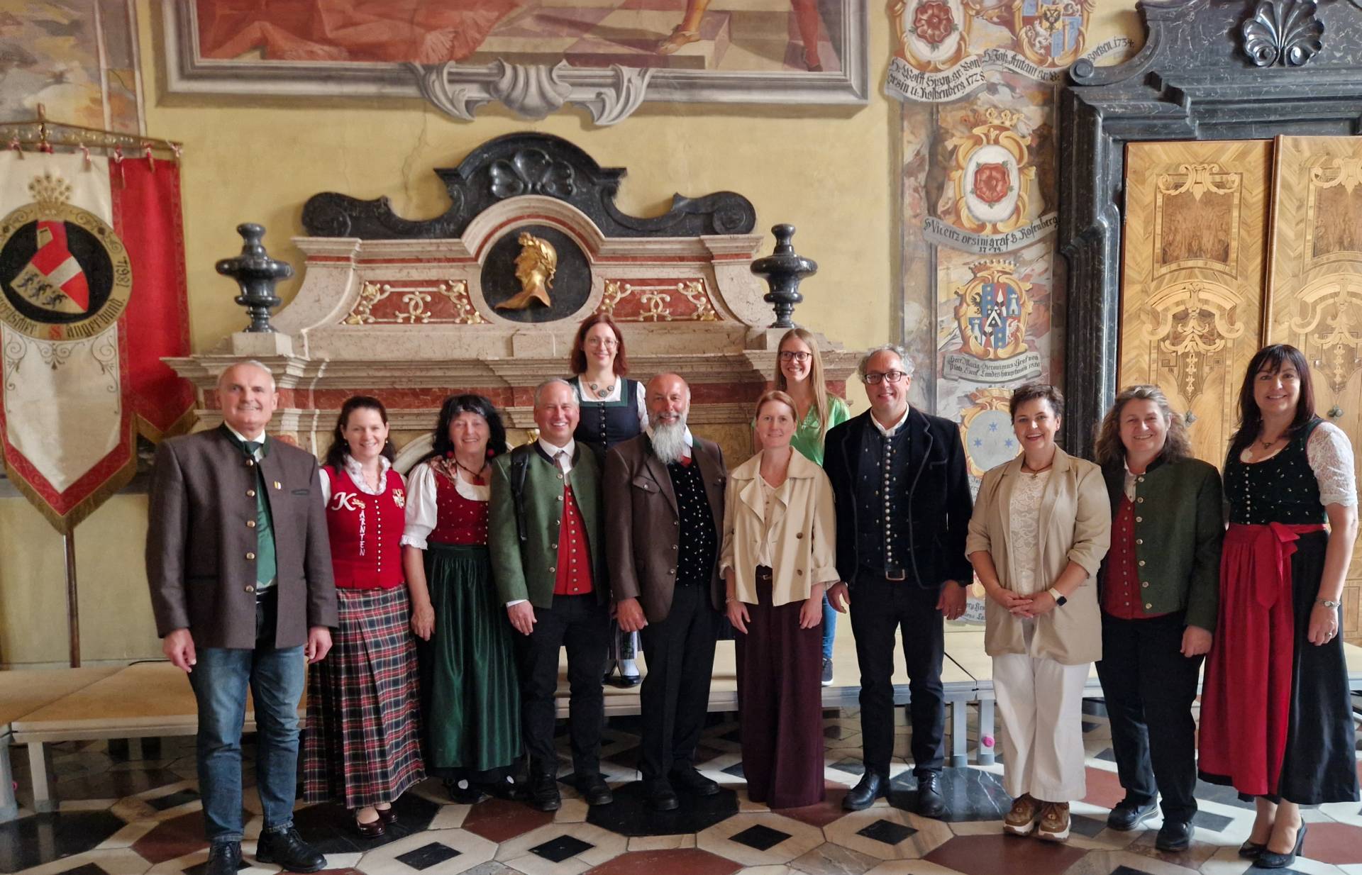 Am Bild ein Teil der Gailtaler Delegation im &bdquo;Wappensaal&ldquo; zu Klagenfurt (v. l.) Ehrengauobmann Peter Krall, Sonja Prugger, Jugendreferentin im Chorverband K&auml;rnten mit zwei Chorkolleginnen vom Gemischten Chor Hermagor, Gerold Katzer von den &bdquo;N&aring;&szlig;feldern&ldquo;, StR Hannes Burgstaller &ndash; Obmann MGV &bdquo;Heimat&ldquo;, Obfrau des &Ouml;sterreichischen Chorverbandes Angelika Berrini, Frau Schluder, dann Musikratsvorsitzender Christof M&ouml;rtl, Andrea Guggenberger, nunmehrige Obfrau von der Karnischen Chorregion, Andrea Herzog von den &bdquo;N&aring;&szlig;feldern&ldquo; und  Rosi Kogler, Sekret&auml;rin vom &bdquo;Chorverband K&auml;rnten&ldquo;, aus Hermagor.