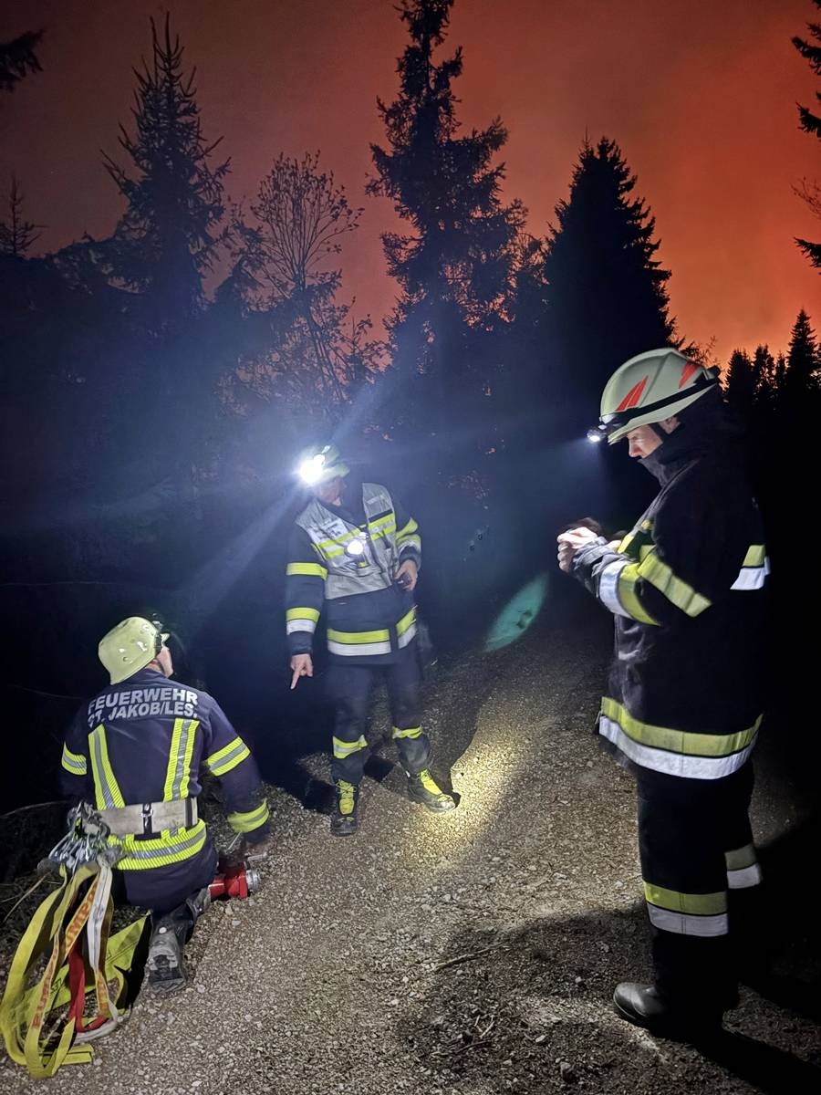 Die L&ouml;scharbeiten dauerten &uuml;ber die Nachtstunden an.