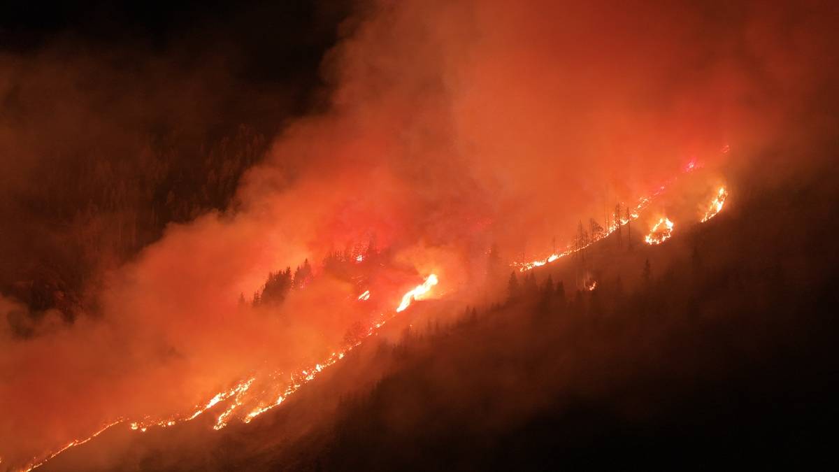 Die L&ouml;scharbeiten dauerten &uuml;ber die Nachtstunden an.