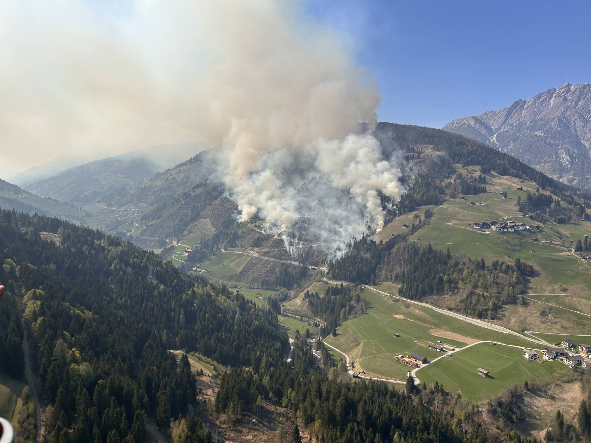 Ein Bild der Flugeinsatzstaffel der Polizei zeigt das Ausma&szlig; des Waldbrandes am Freitagnachmittag. PD K&auml;rnten/FEST Klagenfurt