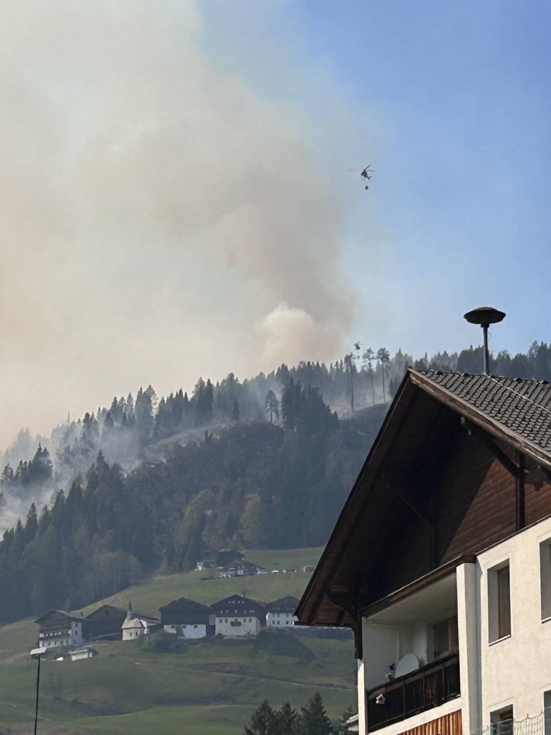 Ein Bild der Flugeinsatzstaffel der Polizei zeigt das Ausma&szlig; des Waldbrandes am Freitagnachmittag. PD K&auml;rnten/FEST Klagenfurt