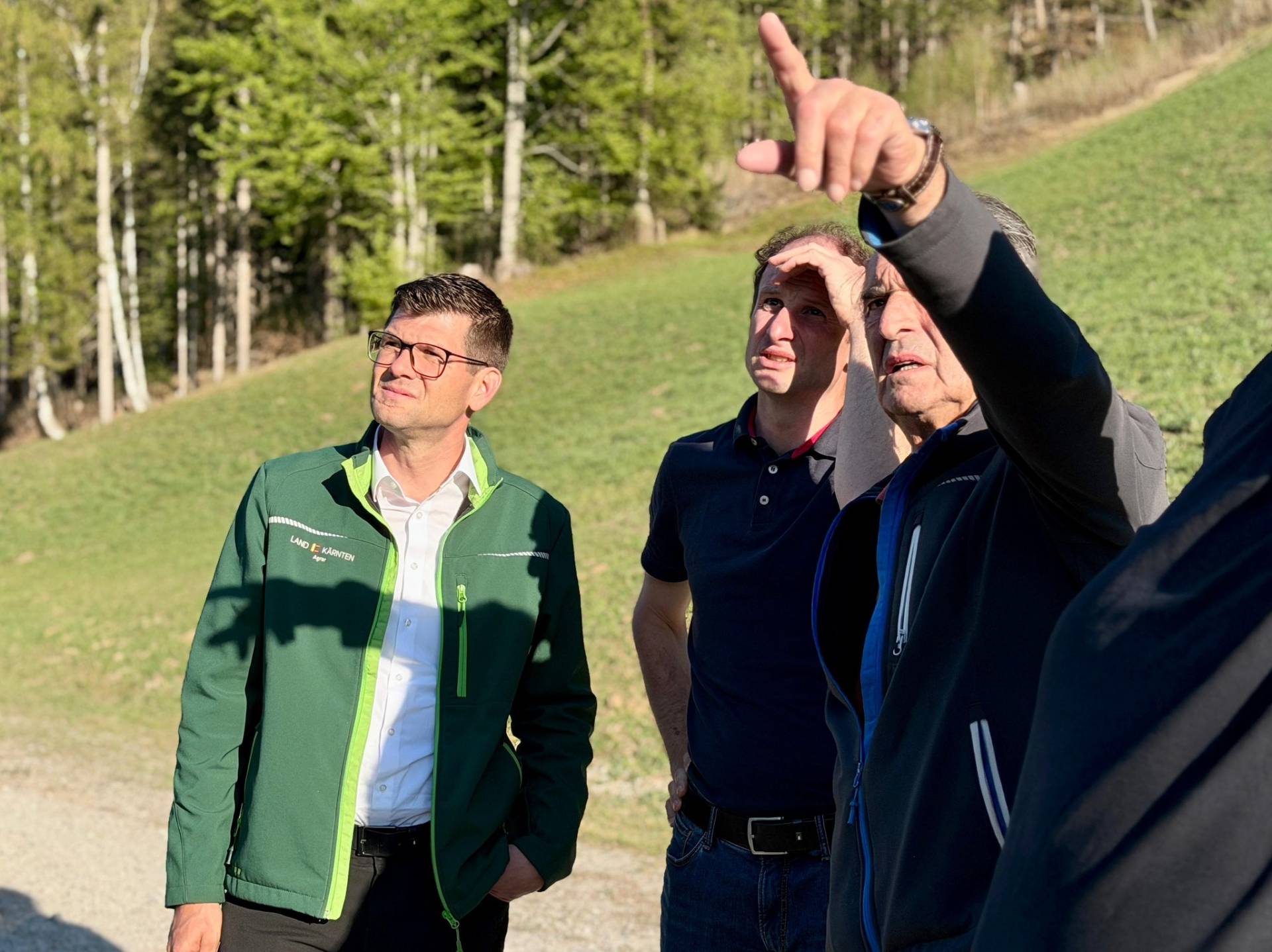 Bgm. Bernhard Knotz, LH-Stv. Martin Gruber und NR Gabriel Obernosterer vor Ort im Lesachtal. Foto: privat