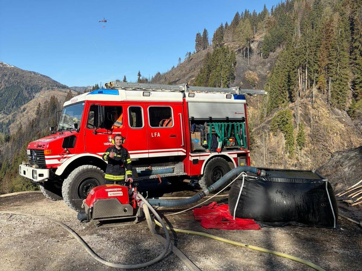 M&uuml;hsame Arbeit: Die Glutnester m&uuml;ssen von Hand nachgel&ouml;scht werden. Foto: Matti Warmuth