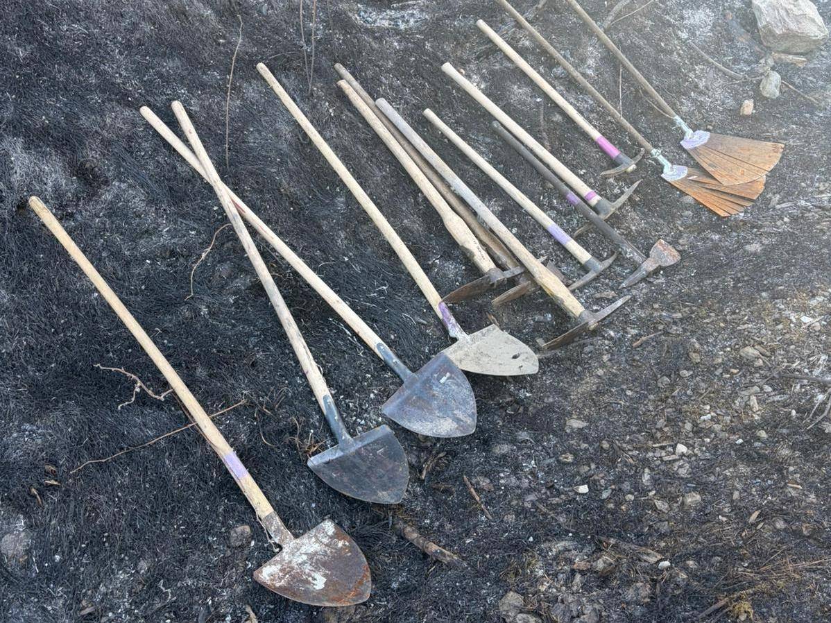 Den Glutnestern muss h&auml;ndisch nachgegraben werden. Foto: FF Tr&ouml;polach