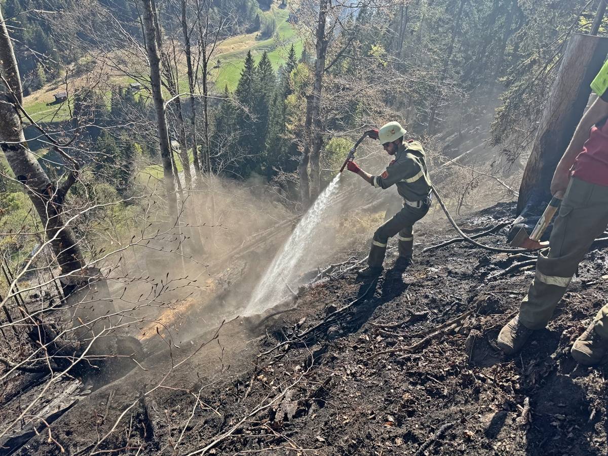 M&uuml;hsame Arbeit: Die Glutnester m&uuml;ssen von Hand nachgel&ouml;scht werden. Foto: Matti Warmuth