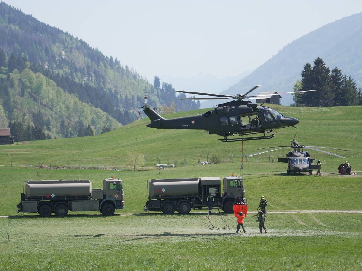 Nach wie vor sind Hubschrauber des Innenministeriums und des Bundesheers im Einsatz. Foto: Matti Warmuth